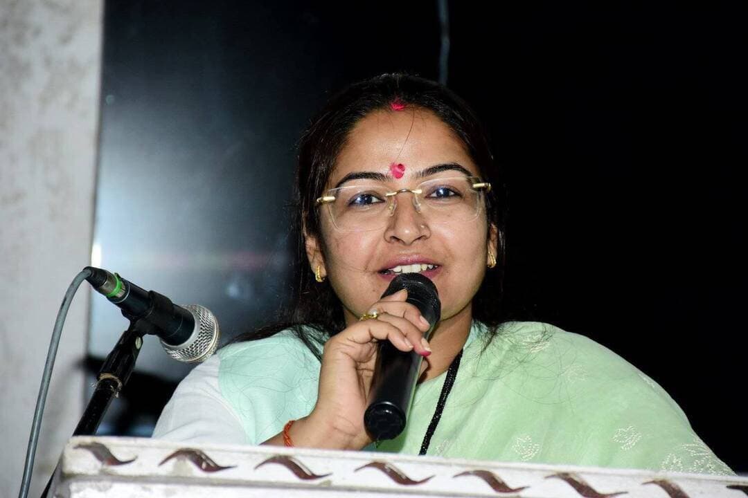राज्यमंत्री ने सेवा संकल्प अभियान के तहत विद्यार्थियों को वितरित की अध्ययन सामग्री एवं पुस्तकें
----
सतना 14 अक्टूबर 2026/प्रधानमंत्री श्री Narendra Modi के सार्वजनिक जीवन के 25 वर्ष पूर्ण होने के उपलक्ष्य में आयोजित ‘सेवा संकल्प अभियान’ के अंतर्गत नगरीय विकास एवं आवास राज्यमंत्री श्रीमती Pratima Bagri ने रैगांव विधानसभा क्षेत्र स्थित शासकीय सांदीपनि उच्चतर माध्यमिक विद्यालय में विद्यार्थियों को अध्ययन सामग्री एवं पुस्तकें वितरित कीं। इस दौरान विभिन्न गतिविधियों में उत्कृष्ट प्रदर्शन करने वाले विद्यार्थियों को पुरस्कार प्रदान कर उनका उत्साहवर्धन किया गया। कार्यक्रम के दौरान राज्यमंत्री श्रीमती बागरी ने विद्यार्थियों से संवाद किया तथा उनकी शिक्षा, सपनों, आकांक्षाओं और भविष्य की योजनाओं के संबंध में चर्चा की। उन्होंने विद्यार्थियों को शिक्षा के प्रति समर्पित रहने और अपनी प्रतिभा एवं क्षमताओं को निखारने के लिए प्रेरित किया।
राज्यमंत्री ने कहा कि बच्चे देश का भविष्य हैं और शिक्षा उनके उज्ज्वल भविष्य के निर्माण का सबसे सशक्त माध्यम है। प्रत्येक बच्चे को शिक्षा के पर्याप्त अवसर, आवश्यक संसाधन और आगे बढ़ने के लिए प्रोत्साहन मिलना चाहिए, ताकि वे अपने सपनों को साकार कर सकें और राष्ट्र निर्माण में महत्वपूर्ण योगदान दे सकें। राज्यमंत्री ने सेवा संकल्प अभियान के माध्यम से विद्यार्थियों को प्रोत्साहित करने, शिक्षा के प्रति जागरूकता बढ़ाने और उनमें रचनात्मक गतिविधियों के प्रति रुचि विकसित करने का संदेश दिया गया। इस अवसर पर स्थानीय जनप्रतिनिधि तथा बडी संख्या में छात्र-छात्रायें और विद्यालय का स्टाफ उपस्थित रहा।
CM Madhya Pradesh
Dr Mohan Yadav
#JansamparkMP