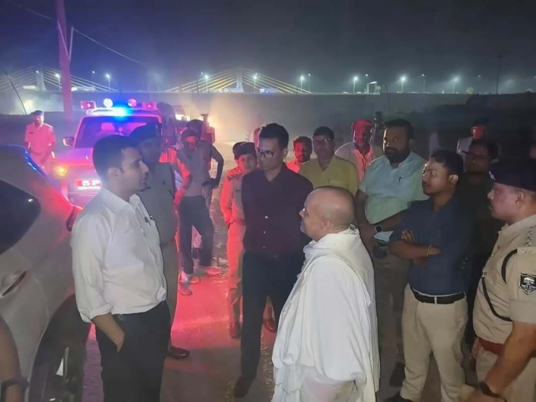 राजकीय सिमरिया कल्पवास मेला-2026 (18 अक्टूबर से 24 नवंबर) के सफल, सुरक्षित एवं सुव्यवस्थित आयोजन को लेकर जिलाधिकारी श्री रिची पाण्डेय एवं पुलिस अधीक्षक श्री मनीष ने सिमरिया घाट का निरीक्षण कर तैयारियों की समीक्षा की। उन्होंने संबंधित पदाधिकारियों को स्वच्छता, निर्बाध विद्युत एवं पेयजल आपूर्ति, स्वास्थ्य शिविर, 24 घंटे एम्बुलेंस सेवा, सुचारु यातायात तथा विधि-व्यवस्था के पुख्ता इंतजाम सुनिश्चित करने का निर्देश दिया।
श्रद्धालुओं की सुरक्षा के लिए गंगा घाटों पर एसडीआरएफ एवं नागरिक सुरक्षा स्वयंसेवकों की तैनाती, खतरनाक घाटों पर बैरिकेडिंग, पर्याप्त पुलिस बल एवं दंडाधिकारियों की प्रतिनियुक्ति तथा 24 घंटे केंद्रीय नियंत्रण कक्ष संचालित रखने की व्यवस्था की जाएगी।
IPRD Bihar
#begusarai
#cmsamrat