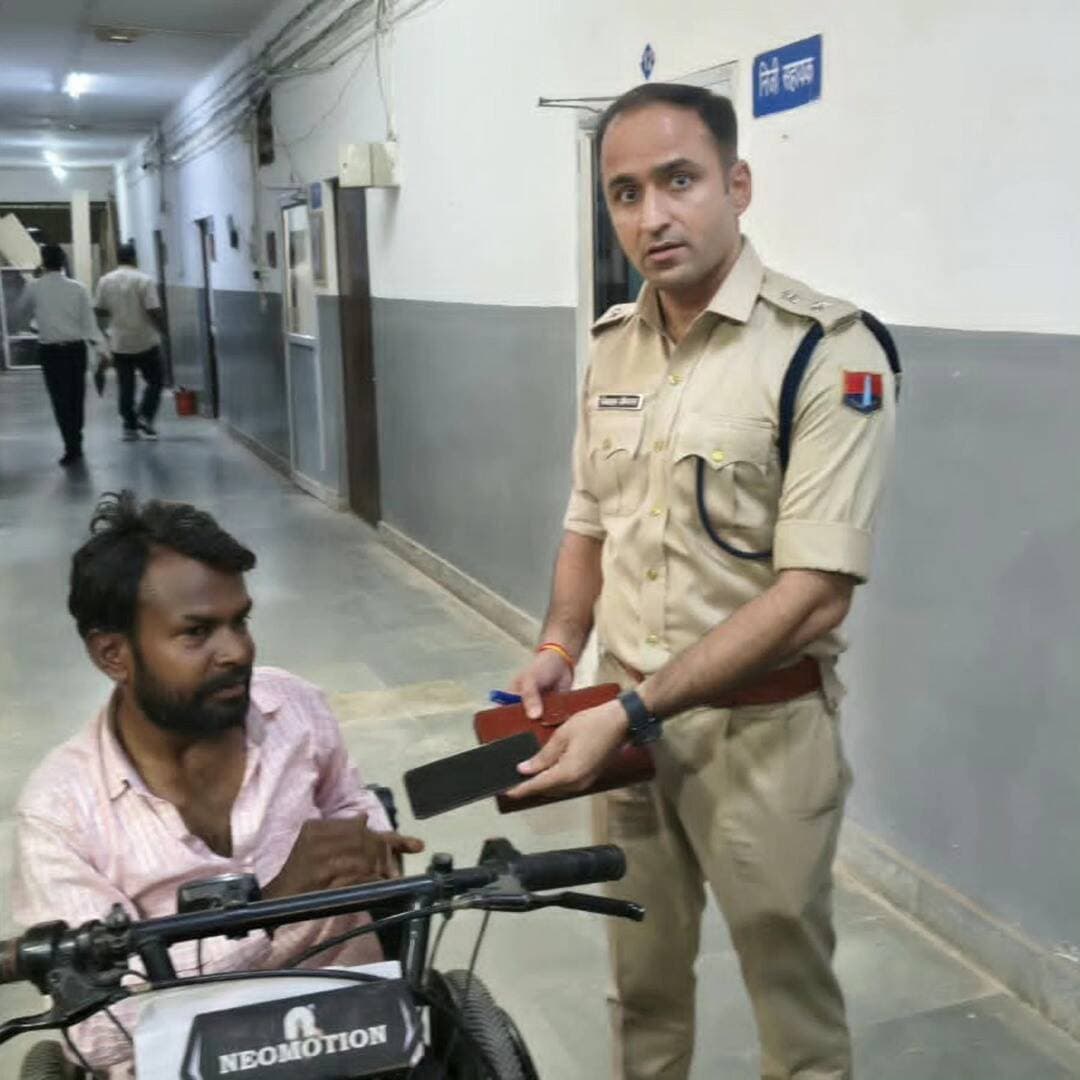 संवेदनशील पुलिसिंग की मिसाल: दिव्यांग फरियादी की पीड़ा समझी, कुछ ही मिनटों में दर्ज की थी ऑनलाइन शिकायत, सायबर सेल टीम ने दस्तयाब किया खोया मोबाइल*
पुलिस अधीक्षक विकास सांगवान ने आज पीड़ित को सकुशल सुपुर्द किया मोबाइल फोन, धौलपुर पुलिस के मानवीय व्यवहार एवं संवेदनशील कार्यशैली की बनी मिसाल*पुलिस की पहचान केवल अपराधियों के विरुद्ध कठोर कार्रवाई करने और कानून-व्यवस्था बनाए रखने तक सीमित नहीं है, बल्कि जरूरतमंद व्यक्ति की पीड़ा को समझना, उसकी समस्या को अपनी जिम्मेदारी मानना और कठिन परिस्थितियों में उसे सम्मानपूर्वक सहायता उपलब्ध कराना भी संवेदनशील पुलिसिंग का महत्वपूर्ण हिस्सा है। इसी मानवीय सोच और जनसेवा के संकल्प का उदाहरण धौलपुर पुलिस ने प्रस्तुत किया है, जहां एक दिव्यांग फरियादी की समस्या को गंभीरता से सुनकर न केवल कुछ ही मिनटों में उसकी ऑनलाइन शिकायत दर्ज कराई गई थी, बल्कि खोए हुए मोबाइल फोन को सकुशल दस्तयाब कर आज पुलिस अधीक्षक श्री विकास सांगवान द्वारा पीड़ित को सुपुर्द किया गया। पुलिस अधीक्षक श्री विकास सांगवान के निर्देशन तथा अतिरिक्त पुलिस अधीक्षक वैभव शर्मा एवं अतिरिक्त पुलिस अधीक्षक एडीएफ बाड़ी श्रवण कुमार झोरड़ के सुपरविजन में धौलपुर पुलिस आमजन की समस्याओं के त्वरित, प्रभावी एवं मानवीय समाधान के लिए निरंतर प्रयासरत है।
ट्राईसाइकिल से अकेले पहुंचे पुलिस अधीक्षक कार्यालय, पुलिस ने समझी परेशानी*
29 जुलाई 2026 को कमला कॉलोनी, जगदीश टॉकीज के पास, धौलपुर निवासी दिव्यांग व्यक्ति श्री विवेक अपना मोबाइल फोन कहीं खो जाने की शिकायत लेकर अकेले ही ट्राईसाइकिल से पुलिस अधीक्षक कार्यालय पहुंचे थे। उनके लिए यह केवल मोबाइल फोन खोने का मामला नहीं था, बल्कि अपनी समस्या के समाधान के लिए पुलिस तक पहुंचना भी एक चुनौतीपूर्ण अनुभव था।पुलिस अधीक्षक कार्यालय में साइबर सेल की शाखा दूसरी मंजिल पर स्थित होने के कारण दिव्यांग फरियादी के लिए वहां तक पहुंचना कठिन था। जैसे ही साइबर सेल टीम को उनकी परेशानी की जानकारी मिली, टीम ने संवेदनशीलता का परिचय देते हुए उन्हें कार्यालय की सीढ़ियां चढ़ने या किसी अन्य असुविधा का सामना करने के लिए मजबूर नहीं किया। साइबर सेल टीम प्रभारी हेड कांस्टेबल श्री नरेन्द्र सिंह के नेतृत्व में कांस्टेबल श्री दिनेश कुमार स्वयं नीचे पहुंचे और फरियादी के पास बैठकर उनकी समस्या को ध्यानपूर्वक सुना।
*कुछ ही मिनटों में दर्ज की ऑनलाइन शिकायत*
साइबर सेल टीम ने श्री विवेक की परेशानी को समझते हुए आवश्यक जानकारी प्राप्त की और बिना किसी अनावश्यक औपचारिकता के महज कुछ ह