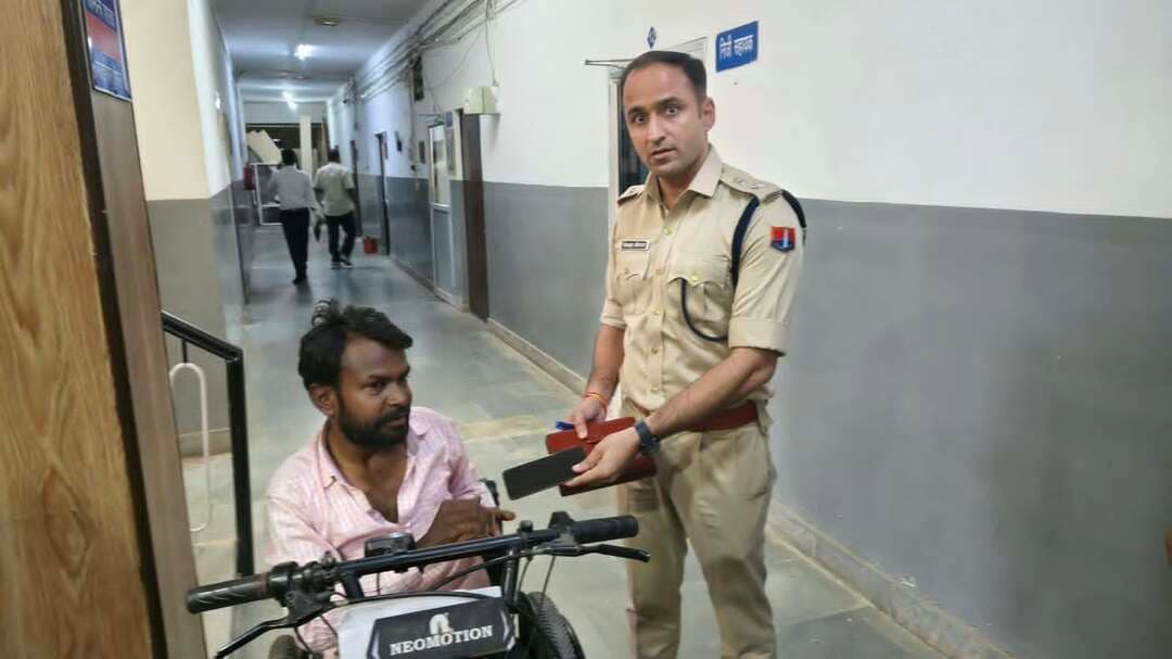 संवेदनशील पुलिसिंग की मिसाल: दिव्यांग फरियादी की पीड़ा समझी, कुछ ही मिनटों में दर्ज की थी ऑनलाइन शिकायत, सायबर सेल टीम ने दस्तयाब किया खोया मोबाइल*
पुलिस अधीक्षक विकास सांगवान ने आज पीड़ित को सकुशल सुपुर्द किया मोबाइल फोन, धौलपुर पुलिस के मानवीय व्यवहार एवं संवेदनशील कार्यशैली की बनी मिसाल*पुलिस की पहचान केवल अपराधियों के विरुद्ध कठोर कार्रवाई करने और कानून-व्यवस्था बनाए रखने तक सीमित नहीं है, बल्कि जरूरतमंद व्यक्ति की पीड़ा को समझना, उसकी समस्या को अपनी जिम्मेदारी मानना और कठिन परिस्थितियों में उसे सम्मानपूर्वक सहायता उपलब्ध कराना भी संवेदनशील पुलिसिंग का महत्वपूर्ण हिस्सा है। इसी मानवीय सोच और जनसेवा के संकल्प का उदाहरण धौलपुर पुलिस ने प्रस्तुत किया है, जहां एक दिव्यांग फरियादी की समस्या को गंभीरता से सुनकर न केवल कुछ ही मिनटों में उसकी ऑनलाइन शिकायत दर्ज कराई गई थी, बल्कि खोए हुए मोबाइल फोन को सकुशल दस्तयाब कर आज पुलिस अधीक्षक श्री विकास सांगवान द्वारा पीड़ित को सुपुर्द किया गया। पुलिस अधीक्षक श्री विकास सांगवान के निर्देशन तथा अतिरिक्त पुलिस अधीक्षक वैभव शर्मा एवं अतिरिक्त पुलिस अधीक्षक एडीएफ बाड़ी श्रवण कुमार झोरड़ के सुपरविजन में धौलपुर पुलिस आमजन की समस्याओं के त्वरित, प्रभावी एवं मानवीय समाधान के लिए निरंतर प्रयासरत है।
ट्राईसाइकिल से अकेले पहुंचे पुलिस अधीक्षक कार्यालय, पुलिस ने समझी परेशानी*
29 जुलाई 2026 को कमला कॉलोनी, जगदीश टॉकीज के पास, धौलपुर निवासी दिव्यांग व्यक्ति श्री विवेक अपना मोबाइल फोन कहीं खो जाने की शिकायत लेकर अकेले ही ट्राईसाइकिल से पुलिस अधीक्षक कार्यालय पहुंचे थे। उनके लिए यह केवल मोबाइल फोन खोने का मामला नहीं था, बल्कि अपनी समस्या के समाधान के लिए पुलिस तक पहुंचना भी एक चुनौतीपूर्ण अनुभव था।पुलिस अधीक्षक कार्यालय में साइबर सेल की शाखा दूसरी मंजिल पर स्थित होने के कारण दिव्यांग फरियादी के लिए वहां तक पहुंचना कठिन था। जैसे ही साइबर सेल टीम को उनकी परेशानी की जानकारी मिली, टीम ने संवेदनशीलता का परिचय देते हुए उन्हें कार्यालय की सीढ़ियां चढ़ने या किसी अन्य असुविधा का सामना करने के लिए मजबूर नहीं किया। साइबर सेल टीम प्रभारी हेड कांस्टेबल श्री नरेन्द्र सिंह के नेतृत्व में कांस्टेबल श्री दिनेश कुमार स्वयं नीचे पहुंचे और फरियादी के पास बैठकर उनकी समस्या को ध्यानपूर्वक सुना।
*कुछ ही मिनटों में दर्ज की ऑनलाइन शिकायत*
साइबर सेल टीम ने श्री विवेक की परेशानी को समझते हुए आवश्यक जानकारी प्राप्त की और बिना किसी अनावश्यक औपचारिकता के महज कुछ ही मिनटों में उनकी ऑनलाइन शिकायत दर्ज कराई। साथ ही उन्हें आगे की प्रक्रिया के बारे में जानकारी देते हुए नियमानुसार कार्रवाई का भरोसा दिलाया। इसके बाद साइबर सेल टीम ने मोबाइल फोन की तलाश के लिए आवश्यक कार्रवाई की। साइबर सेल टीम प्रभारी हेड कांस्टेबल श्री नरेन्द्र सिंह के नेतृत्व में कांस्टेबल श्री नरेन्द्र कुमार ने तत्परता से कार्रवाई करते हुए पीड़ित के खोए हुए मोबाइल फोन को सकुशल दस्तयाब कर लिया।
*आज पुलिस अधीक्षक ने पीड़ित को सुपुर्द किया मोबाइल, चेहरे पर लौटी खुशी*
आज पुलिस अधीक्षक विकास सांगवान द्वारा दस्तयाब मोबाइल फोन श्री विवेक को सुपुर्द किया गया। खोया हुआ मोबाइल वापस मिलने से पीड़ित को राहत मिली। पुलिस तक अपनी समस्या लेकर पहुंचे एक दिव्यांग नागरिक के लिए शिकायत दर्ज होने से लेकर मोबाइल वापस मिलने तक की यह पूरी प्रक्रिया भरोसे और मानवीय सहयोग का सुखद अनुभव बनी। इस कार्रवाई में जहां साइबर सेल टीम की तत्परता और कर्तव्यनिष्ठा दिखाई दी, वहीं यह संदेश भी सामने आया कि पुलिस प्रत्येक नागरिक की समस्या को महत्व देती है। किसी व्यक्ति की शारीरिक असुविधा उसकी सहायता प्राप्त करने में बाधा नहीं बननी चाहिए। पुलिस अधीक्षक विकास सांगवान ने कहा कि धौलपुर पुलिस का प्रयास है कि प्रत्येक नागरिक, विशेषकर दिव्यांगजन, वरिष्ठ नागरिक, महिलाएं एवं अन्य जरूरतमंद व्यक्ति पुलिस के पास आने पर स्वयं को सुरक्षित, सम्मानित और सहज महसूस करें। पुलिस की जिम्मेदारी केवल शिकायत दर्ज करना या कानूनी कार्रवाई करना ही नहीं, बल्कि पीड़ित की परिस्थिति को समझते हुए उसे यथासंभव सरल, सुलभ और मानवीय सहायता उपलब्ध कराना भी है। उन्होंने कहा कि पुलिस की वास्तविक पहचान अपराधियों के विरुद्ध कठोर कार्रवाई के साथ-साथ आमजन के प्रति संवेदनशील व्यवहार, त्वरित सहायता और जनविश्वास से बनती है।
#DholpurNews #highlights #highlightseveryone #follower #followerseveryone