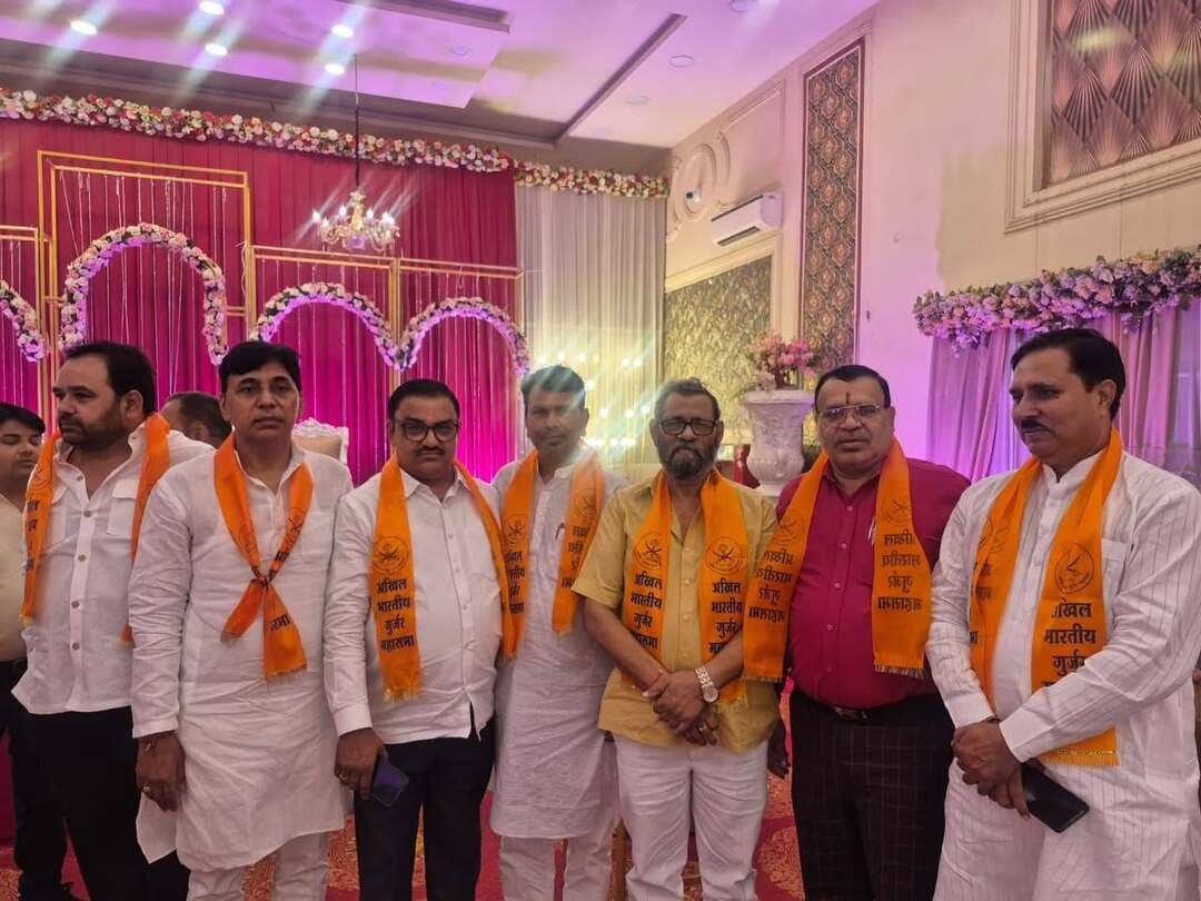पंचशील गुर्जर बने अखिल भारतीय राष्ट्रीय स्नातक संघ के राष्ट्रीय उपाध्यक्ष
नई दिल्ली। गौतमबुद्धनगर के ग्राम सुनपुरा निवासी पंचशील गुर्जर को अखिल भारतीय राष्ट्रीय स्नातक संघ का राष्ट्रीय उपाध्यक्ष नियुक्त किया गया है। संगठन के राष्ट्रीय अध्यक्ष प्रो. राकेश पाण्डेय ने 13 अक्टूबर 2026 को मनोनयन पत्र जारी कर उन्हें यह जिम्मेदारी सौंपी।
स्वर्गीय रामपाल सिंह के पुत्र पंचशील गुर्जर की नियुक्ति से संगठन के पदाधिकारियों और कार्यकर्ताओं में खुशी का माहौल है। राष्ट्रीय अध्यक्ष प्रो. राकेश पाण्डेय ने उन्हें बधाई देते हुए उम्मीद जताई कि वह अपनी कार्यक्षमता, अनुभव और समर्पण से संगठन को नई मजबूती प्रदान करेंगे।
उन्होंने कहा कि पंचशील गुर्जर के सहयोग से स्नातकों, युवाओं और प्रबुद्ध वर्ग से जुड़े मुद्दों को प्रभावी ढंग से उठाने के साथ संगठन की गतिविधियों का विस्तार करने में मदद मिलेगी।
इस अवसर पर संगठन परिवार ने पंचशील गुर्जर को नई जिम्मेदारी के लिए शुभकामनाएं देते हुए उनके उज्ज्वल भविष्य की कामना की।