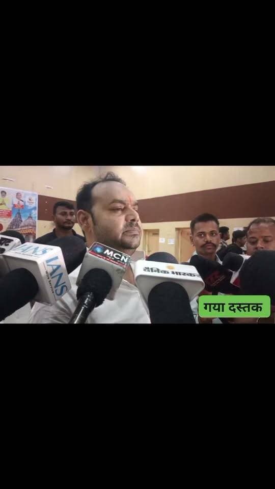 51 लाख श्रद्धालुओं की सेवा करने वाले सफाई योद्धाओं को सलाम, सम्मान समारोह में बरसे फूल
हरिदास सेमिनरी में नगर निगम ने सफाईकर्मियों, समाजसेवियों और एनजीओ को किया सम्मानित; जितेंद्र मांझी और रंजीत मांझी को 5100-5100 रुपये की प्रोत्साहन राशि
गयाजी। पितृपक्ष मेला महासंगम-2026 के सफल आयोजन के बाद गया नगर निगम ने बुधवार को हरिदास सेमिनरी के ऑडिटोरियम में भव्य सम्मान समारोह आयोजित किया। समारोह में देश-विदेश से पहुंचे करीब 51 लाख श्रद्धालुओं की सेवा में दिन-रात जुटे नगर निगम के सफाई योद्धाओं, कर्मचारियों, स्वयंसेवी संस्थाओं, एनजीओ और समाजसेवियों को सम्मानित किया गया। कार्यक्रम की अध्यक्षता नगर निगम की सशक्त स्थायी समिति के सदस्य सह पूर्व डिप्टी मेयर मोहन श्रीवास्तव ने की। मुख्य अतिथि के रूप में एसएसपी सुशील कुमार, सिटी एसपी अभिनव कुमार और डीडीसी मौजूद रहे। मेयर गणेश पासवान ने अतिथियों का गुलदस्ता और शॉल देकर स्वागत किया।
सेवा करने वालों को प्रशस्ति पत्र और अंगवस्त्र
पितृपक्ष मेले के दौरान श्रद्धालुओं को बेहतर सुविधाएं उपलब्ध कराने में महत्वपूर्ण योगदान देने वाले लोगों को नगर निगम की ओर से प्रशस्ति पत्र और अंगवस्त्र देकर सम्मानित किया गया। सम्मान पाने वालों में नगर निगम के कर्मचारी, सफाईकर्मी, स्वयंसेवी संस्थाओं के प्रतिनिधि और समाजसेवी शामिल रहे। सम्मान समारोह के बाद सभी के लिए भोज का भी आयोजन किया गया।
मेयर गणेश पासवान ने कहा कि पितृपक्ष मेला महासंगम को सफल बनाने में हर वर्ग का योगदान सराहनीय रहा। नगर निगम के कर्मचारियों ने दिन-रात मेहनत कर शहर को स्वच्छ रखने की जिम्मेदारी निभाई, जबकि समाजसेवियों ने निःशुल्क चिकित्सा शिविर, भोजन, पेयजल और अन्य जरूरी सुविधाएं उपलब्ध कराईं। उन्होंने कहा कि जिला प्रशासन, पुलिस प्रशासन, पार्षदों, मीडिया और स्वयंसेवी संस्थाओं के सहयोग के बिना इतने बड़े आयोजन को सफल बनाना संभव नहीं था।
श्रद्धालु का सोना लौटाने वाले दो कर्मचारियों को इनाम
नगर निगम ने बेहतर कार्य करने वाले कर्मचारियों का मनोबल बढ़ाने के लिए विशेष प्रोत्साहन राशि की व्यवस्था की थी। इसी क्रम में तीर्थयात्री का सोना रबर डैम में गिर जाने के बाद उसे खोजकर सुरक्षित लौटाने वाले जितेंद्र मांझी और रामजी मांझी को विशेष रूप से सम्मानित किया गया। नगर आयुक्त ने दोनों कर्मचारियों को 5100-5100 रुपये की इनामी राशि, प्रशस्ति पत्र और शॉल प्रदान किया।
मेयर गणेश पासवान ने कहा कि कर्मचारियों की मेहनत, ईमानदारी और समर्पण ही किसी भी बड़े आयोजन की सफलता का आधार है। उन्होंने कहा कि जितेंद्र मांझी और रामजी मांझी ने ईमानदारी की मिसाल पेश की है। ऐसे कर्मचारियों का सम्मान अन्य लोगों को भी प्रेरणा देता है। उन्होंने भरोसा जताया कि दशहरा, दीपावली और छठ जैसे आगामी पर्वों में भी नगर निगम के कर्मचारी इसी उत्साह और जिम्मेदारी के साथ काम करेंगे।
सड़कों, नालियों, पेयजल और रोशनी पर रहा विशेष जोर
पूर्व डिप्टी मेयर मोहन श्रीवास्तव ने कहा कि पितृपक्ष मेले की तैयारियां कई महीने पहले शुरू कर दी गई थीं। शहर की सड़कों और गलियों की मरम्मत, नालियों की सफाई, क्षतिग्रस्त ढक्कनों को बदलने, पेयजल और जलापूर्ति व्यवस्था को बेहतर बनाने सहित कई कार्य कराए गए। मेला क्षेत्र में साफ-सफाई और रोशनी की व्यवस्था पर विशेष ध्यान दिया गया।
उन्होंने बताया कि लाइट एंड साउंड के माध्यम से गया की धार्मिक और ऐतिहासिक महत्ता को देश-दुनिया तक पहुंचाने का प्रयास किया गया। विष्णुपद मंदिर के सामने भगवान विष्णु के चरण का अष्टधातु निर्मित सेल्फी प्वाइंट भी स्थापित किया गया, जो श्रद्धालुओं के बीच आकर्षण का केंद्र रहा। मेले के दौरान श्रद्धालुओं की सुविधाओं को बेहतर बनाने के लिए विभिन्न विभागों ने आपसी समन्वय के साथ काम किया।
सिर्फ 15 दिन नहीं, सालभर सुंदर बनेगा गयाजी
मोहन श्रीवास्तव ने कहा कि भगवान विष्णु की पावन नगरी गयाजी में पितृपक्ष के दौरान लाखों श्रद्धालु पिंडदान करने आते हैं। वहीं, बोधगया भगवान बुद्ध की ज्ञानस्थली होने के कारण देश-विदेश के पर्यटकों को आकर्षित करता है। ऐसे में गया को केवल पितृपक्ष मेले के 15 दिनों तक ही नहीं, बल्कि पूरे साल स्वच्छ, सुंदर और व्यवस्थित बनाए रखना जरूरी है।
उन्होंने नगर निगम के कर्मचारियों, सफाई योद्धाओं, पार्षदों, एनजीओ, समाजसेवियों, युवाओं और मीडिया प्रतिनिधियों के प्रति आभार जताया। उन्होंने कहा कि सामूहिक प्रयास से ही गया की पहचान को और बेहतर बनाया जा सकता है।
सम्मान समारोह के जरिए नगर निगम ने उन सभी लोगों के योगदान को सलाम किया, जिन्होंने सेवा भाव, मेहनत और समर्पण के साथ पितृपक्ष मेले को सफल बनाने में अहम भूमिका निभाई। समारोह में यह संदेश भी स्पष्ट रहा कि किसी भी बड़े धार्मिक आयोजन की सफलता केवल प्रशासनिक व्यवस्था से नहीं, बल्कि समाज के हर वर्ग की भागीदारी से सुनिश्चित होती है।
#गया_हो
#गयाजी
#बिहार
#gaya
#JitanRamManjhi
#patna