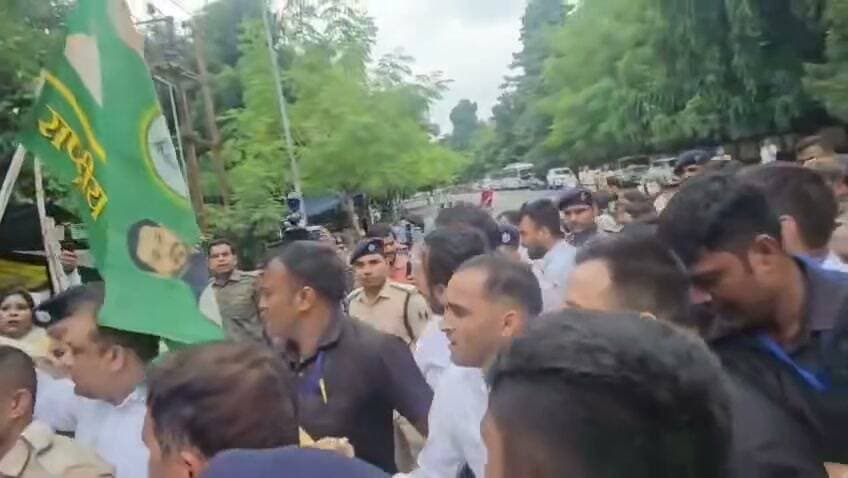 तेजस्वी यादव ने कहा SDPO से कहां ले चलोगी ले चलो.! पटना में विपक्ष मुख्य चुनाव आयुक्त ज्ञानेश कुमार के खिलाफ जोरदार हंगामा