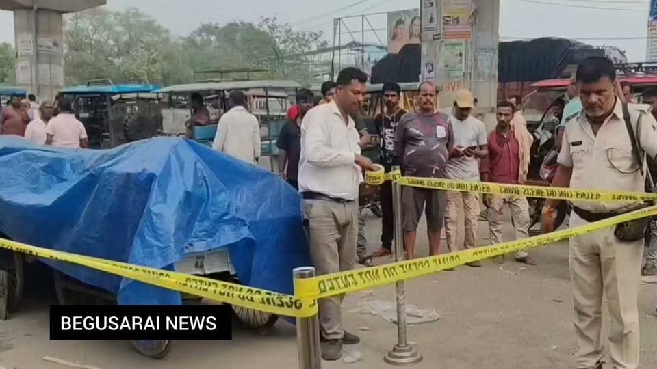 बेगूसराय में ताबड़तोड़ फायरिंग से दहशत नगर थाना क्षेत्र के बस स्टैंड के पास सुबह करीब 5:30 बजे बाइक सवार बदमाशों ने कई राउंड फायरिंग की। गोलीबारी में 3 लोग घायल हुए हैं, जिनमें एक की हालत गंभीर बताई जा रही है। घायलों में मनोज पासवान, फल दुकानदार अर्जुन साह और एक खलासी शामिल हैं। पुलिस ने घटनास्थल से कई खोखे बरामद किए हैं और बदमाशों की तलाश में जुटी है, फायरिंग के कारणों की जांच जारी है।
#Begusarai #Bihar #BreakingNews #Crime
