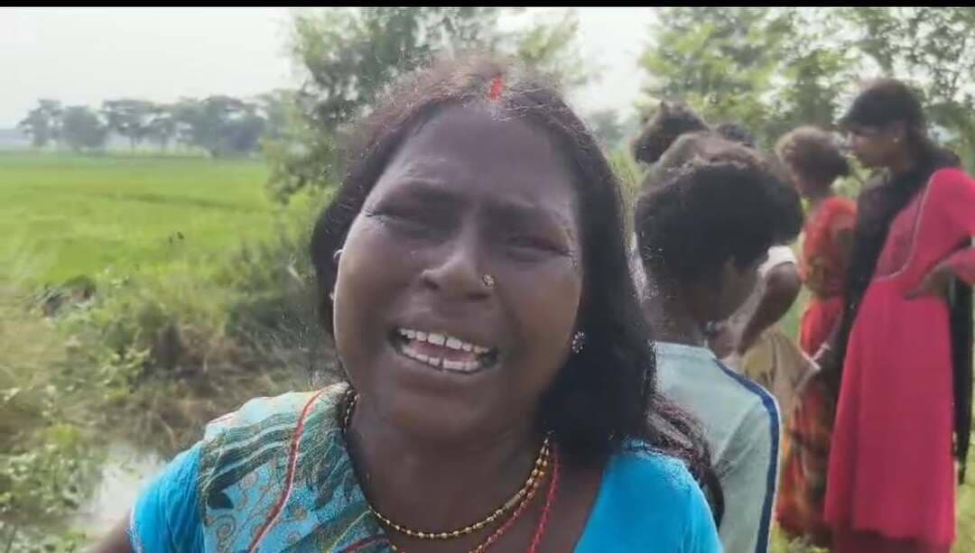 जहानाबाद: लापता बड़क मांझी का मिला शव, गांव में पसरा मातम
हसनपुरा गांव | रतनी प्रखंड
जहानाबाद जिले के शकूराबाद थाना क्षेत्र के हसनपुरा गांव में बुधवार को 45 वर्षीय बड़क मांझी का शव मिलने से इलाके में हड़कंप मच गया। वह मंगलवार दोपहर से लापता थे। शव मिलने की खबर मिलते ही परिजनों में चीख-पुकार मच गई।
क्या है पूरा मामला?
जानकारी के अनुसार, बड़क मांझी मंगलवार दोपहर करीब तीन बजे से लापता थे। परिजन उनकी तलाश में जुटे थे, लेकिन कोई जानकारी नहीं मिल रही थी। बुधवार को उनका शव मिलने से परिवार में मातम छा गया।
मौके पर पहुंची पुलिस
सूचना मिलते ही शकूराबाद थानाध्यक्ष आशुतोष कुमार पुलिस बल के साथ घटनास्थल पर पहुंचे। पुलिस ने शव को कब्जे में लेकर पोस्टमार्टम के लिए भेज दिया है।
प्रारंभिक तौर पर पानी में डूबने से मौत की आशंका जताई जा रही है। हालांकि, मौत की असली वजह पोस्टमार्टम रिपोर्ट आने के बाद ही स्पष्ट होगी। पुलिस मामले की जांच कर रही है।
इस घटना से गांव में शोक का माहौल है।
जहानाबाद की हर खबर के लिए जुड़े रहें — जहानाबाद लाइव के साथ।
#जहानाबाद #JehanabadNews #जहानाबाद_लाइव #बिहार_न्यूज #BreakingNews