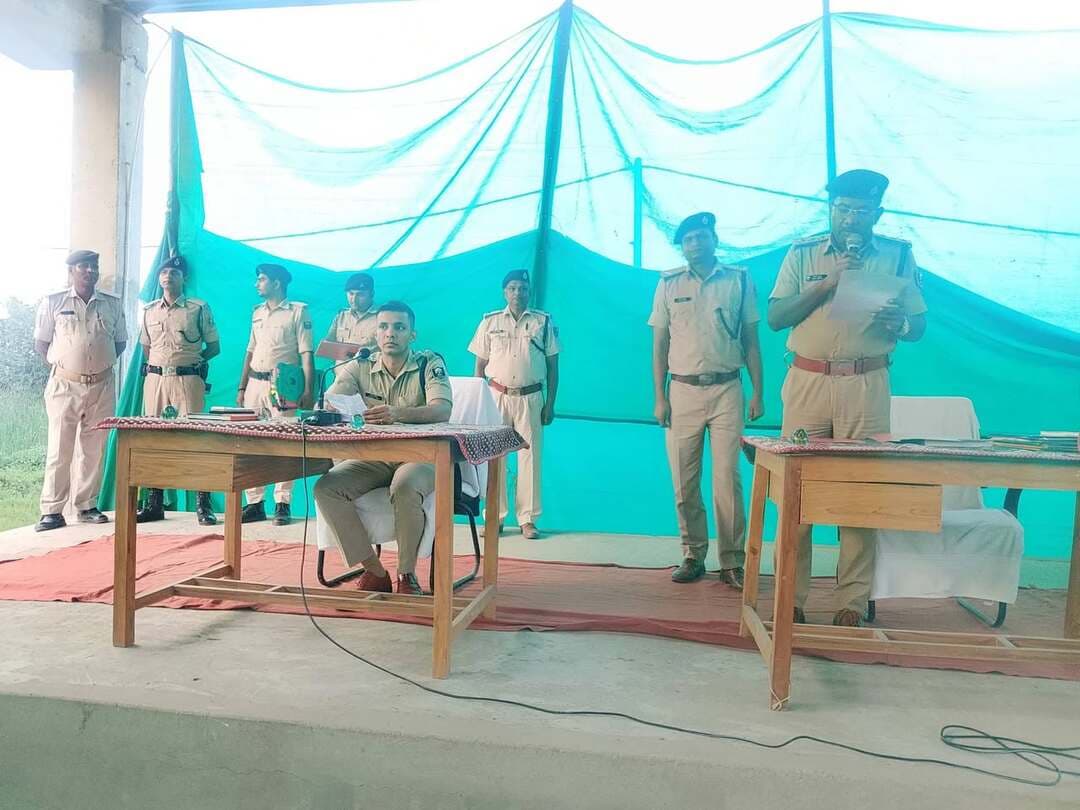 दुर्गा पूजा के मद्देनजर विधि-व्यवस्था एवं सुरक्षा व्यवस्था को सुदृढ़ रखने के उद्देश्य से, आज दिनांक 14 अक्टूबर 2026 को पुलिस अधीक्षक, भोजपुर द्वारा नवीन पुलिस केंद्र में प्रशिक्षु सिपाहियों के साथ एक पुलिस सभा का आयोजन किया गया। इस दौरान विधि-व्यवस्था से संबंधित कर्तव्यों की गहन समीक्षा कर आवश्यक दिशा-निर्देश दिए गए।
इस दौरान पुलिस अधीक्षक द्वारा निम्नलिखित निर्देश दिए गए :-
➤ प्रशिक्षु सिपाहियों को दशहरा पर्व के दौरान विभिन्न स्थलों पर लगाई जाने वाली विधि-व्यवस्था से जुड़े कर्तव्यों के संबंध में विस्तृत दिशा-निर्देश दिए गए।
➤ त्योहारों के दौरान क्षेत्र में शांति, सुरक्षा और सुगम यातायात व्यवस्था बनाए रखने हेतु तैनात प्रशिक्षु सिपाहियों की व्यापक समीक्षा की गई।
➤ अपने कर्तव्यों के निर्वहन के दौरान सभी प्रशिक्ष सिपाहियों को पूरी तरह सतर्क, मुस्तैद और उत्कृष्ट अनुशासन बनाए रखने के लिए निर्देशित किया गया।