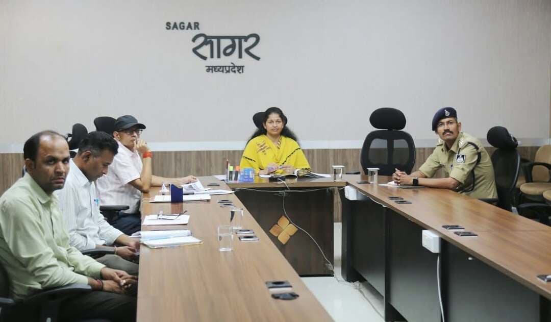 ➡️ मुख्य सचिव की अध्यक्षता में पराली प्रबंधन की समीक्षा
मुख्य सचिव श्री अशोक वर्णवाल की अध्यक्षता में प्रदेश के सभी कमिश्नर एवं कलेक्टर के साथ वीडियो कॉन्फ्रेंसिंग के माध्यम से पराली प्रबंधन की समीक्षा की गई। बैठक के परिपालन में कलेक्टर एवं जिला मजिस्ट्रेट श्रीमती प्रतिभा पाल ने जिले में पराली जलाने की घटनाओं पर रोक लगाने, किसानों को फसल अवशेषों के उचित प्रबंधन के प्रति जागरूक करने तथा पर्यावरण संरक्षण सुनिश्चित करने के लिए संबंधित अधिकारियों को आवश्यक दिशा-निर्देश दिए।
कलेक्टर श्रीमती प्रतिभा पाल ने अधिकारियों को दिए कड़े दिशा-निर्देश
कलेक्टर ने निर्देश दिए कि जिले में खरीफ फसलों जैसे मक्का, सोयाबीन आदि की कटाई के बाद पराली जलाने की घटनाओं पर पूर्णतः अंकुश लगाया जाए। इसके लिए कृषि विभाग के मैदानी अमले, विशेषकर ग्रामीण कृषि विस्तार अधिकारियों (RAEO/SADO) को विशेष जिम्मेदारी सौंपी गई है। कृषि विस्तार अधिकारी गांव-गांव भ्रमण कर किसानों से प्रत्यक्ष संपर्क साधेंगे और उनसे पराली (नरवाई) न जलाने तथा फसल अवशेषों का सुचारू प्रबंधन करने के संबंध में लिखित शपथ पत्र पर नरवाई ना जलाने को सहमति के रूप में किसान भाइयों से हस्ताक्षर दर्ज कराएंगे।
विशेष रूप से कृषि विभाग के अधिकारियों को उन संवेदनशील गांवों और क्षेत्रों का सघन दौरा करने के कड़े निर्देश दिए गए हैं, जहां गत वर्ष खरीफ सीजन के दौरान पराली जलाने की सर्वाधिक घटनाएं दर्ज की गई थीं। भ्रमण के दौरान अधिकारी किसानों को खेत में नरवाई न जलाने की शपथ दिलाने के साथ-साथ फसल अवशेषों को मिट्टी में मिलाने और भूसा बनाने हेतु आधुनिक कृषि यंत्रों जैसे रीपर बाइंडर (Reeper Binder), भूसा मशीन, हैप्पी सीडर (Happy Seeder), सुपर सीडर (Super Seeder) के उपयोग के बारे में जानकारी देंगे। साथ ही, आईईसी मटेरियल वीडियो और आदि के माध्यम से किसानों को अवशेष प्रबंधन और भूमि की नमी व उर्वरता बनाए रखने के प्रति जागरूक किया जाएगा।
#jansamparkMP #sagar