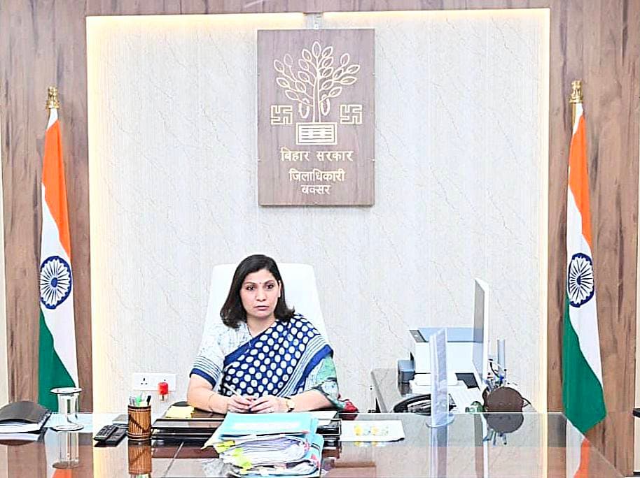 समाहरणालय, बक्सर
(जिला जन संपर्क कार्यालय)
प्रेस विज्ञप्ति:- दिनांक 14 अक्टूबर 2026
जिला पदाधिकारी की अध्यक्षता में पर्यटन, उद्योग, जीविका, बियाडा एवं VB-G RAM G से संबंधित योजनाओं की समीक्षा बैठक आयोजित
आज दिनांक 14 अक्टूबर 2026 को जिला पदाधिकारी बक्सर, श्रीमती साहिला की अध्यक्षता में पर्यटन, उद्योग, जीविका, बियाडा एवं VB-G RAM G से संबंधित योजनाओं एवं कार्यों की समीक्षा बैठक समाहरणालय परिसर स्थित सभाकक्ष में की गई।
बैठक में संबंधित विभागों द्वारा संचालित योजनाओं की प्रगति, उपलब्धियों, लंबित कार्यों तथा भविष्य की कार्ययोजना पर विस्तृत चर्चा की गई।
पर्यटन विभाग के कार्यों की समीक्षा के दौरान जिले के प्रमुख धार्मिक, ऐतिहासिक एवं सांस्कृतिक स्थलों के विकास, सौंदर्यीकरण, आधारभूत सुविधाओं के विस्तार तथा पर्यटन की संभावनाओं को विकसित करने पर बल दिया गया। जिला पदाधिकारी ने पर्यटन स्थलों को आकर्षक एवं सुव्यवस्थित बनाने तथा पर्यटकों के लिए बेहतर सुविधाएँ उपलब्ध कराने की दिशा में आवश्यक कार्रवाई करने का निर्देश दिया।
उद्योग एवं बियाडा से संबंधित कार्यों की समीक्षा के क्रम में जिले में औद्योगिक गतिविधियों को प्रोत्साहित करने, उपलब्ध औद्योगिक भूमि एवं आधारभूत संरचनाओं के समुचित उपयोग, निवेश की संभावनाओं को बढ़ावा देने तथा उद्यमियों को आवश्यक सुविधाएँ उपलब्ध कराने से संबंधित विषयों पर चर्चा की गई। संबंधित पदाधिकारियों को औद्योगिक विकास से जुड़े मामलों में समन्वय स्थापित करते हुए आवश्यक कार्रवाई सुनिश्चित करने का निर्देश दिया गया।
जीविका के कार्यों की समीक्षा के दौरान स्वयं सहायता समूहों को सशक्त बनाने, महिलाओं की आर्थिक भागीदारी बढ़ाने, स्वरोजगार एवं आजीविका के अवसरों का विस्तार करने तथा विभिन्न सरकारी योजनाओं से पात्र लाभार्थियों को जोड़ने पर जोर दिया गया। जिला पदाधिकारी ने जीविका समूहों के माध्यम से महिलाओं को आर्थिक रूप से आत्मनिर्भर बनाने की दिशा में प्रभावी पहल करने का निर्देश दिया।
VB-G RAM G से संबंधित विषयों की समीक्षा करते हुए योजना के प्रावधानों के अनुरूप कार्यों के प्रभावी क्रियान्वयन, संबंधित विभागों के बीच समन्वय तथा निर्धारित दिशा-निर्देशों के अनुपालन पर चर्चा की गई। जिला पदाधिकारी ने संबंधित पदाधिकारियों को योजनाओं की प्रगति पर नियमित निगरानी रखने तथा कार्यों का समयबद्ध निष्पादन सुनिश्चित करने का निर्देश दिया।
जिला पदाधिकारी ने सभी संबंधित पदाधिकारियों को निर्देश दिया कि वे अपने-अपने विभागों से संबंधित कार्यों की नियमित समीक्षा करें, लंबित मामलों का त्वरित निष्पादन सुनिश्चित करें तथा विभागीय समन्वय के साथ विकासात्मक गतिविधियों को गति प्रदान करें।
बैठक में संबंधित विभागों के पदाधिकारी एवं अन्य संबंधित कर्मी उपस्थित थे।
जिला जन संपर्क कार्यालय
बक्सर।
@top fans Information & Public Relations Department, Government of Bihar Buxar Administration CMO Bihar Buxar Police Samrat Choudhary जिला प्रशासन बक्सर #samrat4bjp #CMSamrat #IPRDBihar #IPRD_Bihar #BuxarNews #buxarcity #CMOBihar #samratchoudhary #bihar
