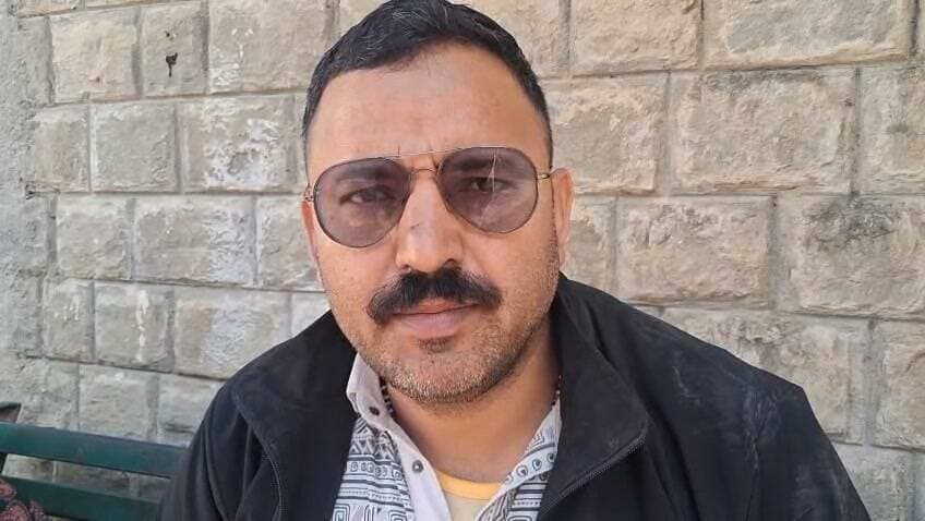 पधर:- कुतों के हमले से अध्यापक घायल।