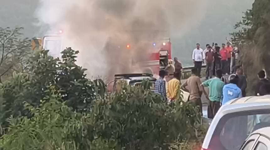 मंडी:- मंडी के कटिन्ढी में एक कार को लगी आग, फायर ब्रिगेड आने के बाद भुझाई आग
#टैक्सी में आग लग गई। आईआईटी-मंडी
(कमांद) रोड ,गनीमत यह रही कि समय रहते चालक और दोनों सवारियाँ कार से सुरक्षित बाहर निकल गईं, जिससे एक बड़ा जानमाल का नुकसान टल गया।
चलती गाड़ी में अचानक आग लगना बेहद डरावना होता है, और भले ही वाहन को काफी नुकसान पहुँचा हो, लेकिन इंसानी जान का सुरक्षित बचना सबसे बड़ी राहत की बात है।