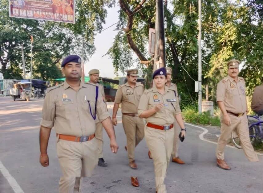 बाराबंकी एसपी रवीना त्यागी का सख्त अंदाज, रामसनेहीघाट थाने का औचक निरीक्षण कर विसर्जन घाटों का लिया जायजा!
एसपी रवीना त्यागी ने रामसनेहीघाट थाने का आकस्मिक निरीक्षण कर अपराध नियंत्रण और महिला हेल्प डेस्क की समीक्षा की। दुर्गा विसर्जन के मद्देनजर कल्याणी नदी स्थित घाट पर सुरक्षा और व्यवस्थाओं के निर्देश दिए।
#BarabankiPolice #durgapuja #viralpost