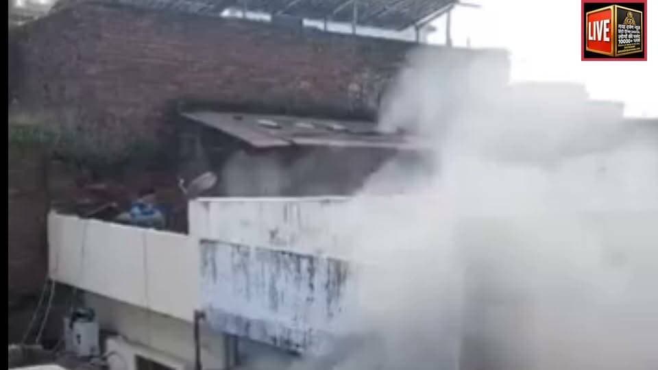 #प्रयागराज के सूत्रों के अनुसार जानकारी प्राप्त हो रही है
अतर सुईया थाना क्षेत्र अंतर्गत दरियाबाद क्षेत्र में कल्याणी देवी मंदिर ( चौधरी गार्डन गेट नंबर-3) के निकट स्थित एक मकान में शॉर्ट सर्किट से लगी भीषण आग।
#बताया जा रहा है मौके पर घर वाले विगत एक महीने से बाहर गए हुए थे।
#बताया जा रहा है की 1 सिलिंडर भी फटा है जिससे धमाका इतना भीषण था कि रसोई की दीवार भी गिर गई।
#महिला_सुरक्षा #prayagraj #prayagrajpolice गया दर्पण न्यूज़ हिंदी दैनिक चीफ एडिटर सोमराज स्वर्णकार #उत्तरप्रदेश_पुलिस #fightcoronavirus #fypシ゚viralシ #viralreelschallenge