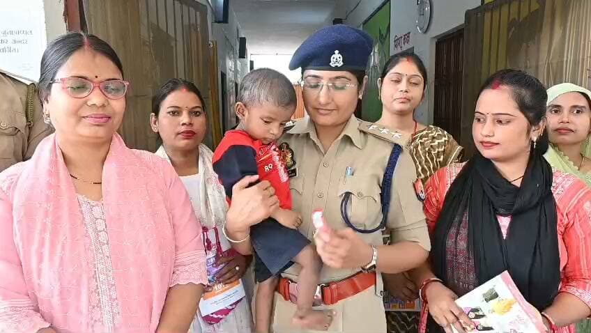 चंदौली सीओ डॉ चारू द्विवेदी ने राजकीय बालगृह पहुंचकर छोटी बच्ची को दुलारा #न्यूज #chandauli