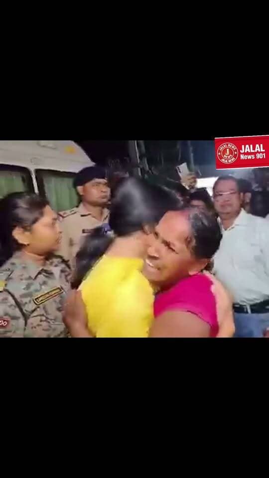 बिहार - वैशाली नाव हादसे में 13 बच्चों की मौत, घाट पर परिजनों से लिपटकर रो पड़ीं डीएम वर्षा सिंह
राघोपुर में गंगा नदी में नाव पलटने से 13 लोगों की मौत की पुष्टि के बाद वैशाली की डीएम वर्षा सिंह घटनास्थल पहुंचीं,
बच्चों के शव देखकर भावुक हुईं जिलाधिकारी से लिपटकर मृतकों के परिजन फूट-फूटकर रोने लगे @