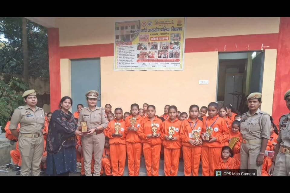 खबर थाना शेरा मऊ दक्षिणी इंस्पेक्टर मंजू चौधरी जहां छात्राओं के साथ कैसा हुआ व्यवहार देखिए लाइफ रिपोर्ट शाहजहांपुर उत्तर प्रदेश