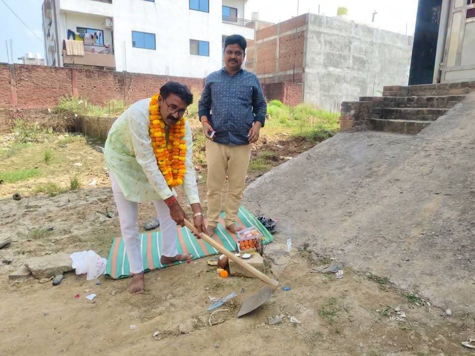 *चित्रकूट - शास्त्री नगर में विकास की सौगात*
*शास्त्री नगर में 14 लाख की लागत से नाली व सीसी सड़क का निर्माण शुरू, सभासद शंकर यादव ने किया भूमि पूजन*
*चित्रकूट।* नगर पालिका परिषद चित्रकूट के वार्ड नंबर 21 शास्त्री नगर में नवरात्रि के चौथे दिन सेवा संकल्प अभियान के तहत विकास कार्यों का भूमि पूजन सभासद *शंकर प्रसाद यादव* द्वारा किया गया। उन्होंने श्रीफल तोड़कर एवं हावड़ा चलाकर सीसी रोड निर्माण कार्य की शुरुआत कराई।
प्रधानमंत्री नरेंद्र मोदी के जन्मदिवस के उपलक्ष्य में चलाए जा रहे सेवा संकल्प अभियान के तहत श्री जी हॉस्पिटल के सामने प्रयागराज रोड से नारायण दत्त शुक्ल के घर तक 70 मीटर नाली एवं सीसी सड़क निर्माण कार्य का शुभारंभ किया गया। इस कार्य पर करीब 14 लाख रुपये की लागत आएगी।
सभासद शंकर प्रसाद यादव ने कहा कि मैं सबसे पहले अपने वार्ड 21 शास्त्री नगर की सम्मानित जनता का आभार व्यक्त करता हूं जिन्होंने मुझे सेवा का मौका दिया। प्रधानमंत्री नरेंद्र मोदी जी के जन्मदिवस पर सेवा पखवाड़ा के तहत यह विकास कार्य शुरू किया गया है। सभासद ने कहा कि योगी सरकार में आज पूरे उत्तर प्रदेश में विकास की गंगा बह रही है। चाहे वह गरीबों के लिए आवास योजना हो, हर घर जल योजना हो, कानून व्यवस्था हो, या नगरीय क्षेत्रों में सीसी रोड और नाली का निर्माण हो - योगी जी के नेतृत्व में हर वार्ड, हर गांव में काम हो रहा है। पहले जलभराव और कीचड़ से जनता परेशान थी, आज योगी सरकार की देन है कि छोटे से छोटे वार्ड में भी 14-15 लाख के काम स्वीकृत हो रहे हैं। अध्यक्ष नरेंद्र गुप्ता के कुशल निर्देशन में हर वार्ड में विकास कार्य तेजी से चलाए जा रहे हैं।
_हमारा लक्ष्य है कि शास्त्री नगर की एक भी गली कच्ची न रहे। नगर पालिका अध्यक्ष नरेंद्र गुप्ता जी और ईओ साहब ने मेरे प्रस्ताव को तुरंत स्वीकृत किया, इसके लिए उनका हृदय से आभार। यह काम सिर्फ नाली-सड़क नहीं, बल्कि स्वच्छता और सम्मान का काम है।"_
इस मौके पर ठेकेदार दुर्गेश सिंह, शिवम, धीरेंद्र सिंह, नेशनल यूनियन ऑफ जर्नलिस्ट के जिला अध्यक्ष रतन पटेल, जितेंद्र सिंह, शिवम केसरवानी, विपिन कुमार, दीपक, रामबाबू पांडे, ओमप्रकाश पांडे, अंकित केसरवानी आदि मौजूद रहे।