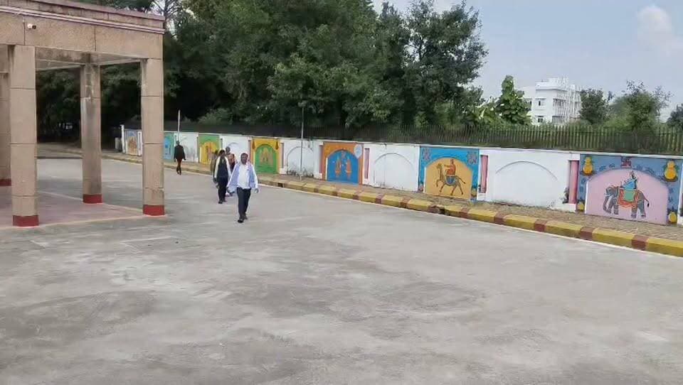 चित्रकूट बहिलपुरवा के मड़ैयन में ग्रामीणों ने दबंग पर रास्ता बंद करने का लगाया आरोप, जिला धिकारी से लगाई न्याय की फरियाद
मानिकपुर तहसील क्षेत्र के मडैयन गांव में घरों तक जाने वाले पुराने रास्ते को बंद किए जाने का मामला सामने आया है। आज बुधवार की सुबह 11 बजे आधा दर्जन ग्रामीण कलेक्ट्रेट पहुंचे ग्रामीणों ने जिलाधिकारी को ज्ञापन सौंपकर रास्ता खुलवाने और आवागमन बहाल कराने की मांग की।
ग्रामीणों का आरोप है कि गांव के कुछ लोगों ने उनके घरों तक जाने वाले पुराने रास्ते को बंद कर दिया है। रास्ते से निकलने पर आरोपित गाली-गलौज करते हैं और मारपीट पर उतारू हो जाते है इससे ग्रामीणों को आवागमन में परेशानी का सामना करना पड़ रहा है। ग्रामीणों ने जिलाधिकारी से मामले की जांच कराकर रास्ता खुलवाने और समस्या का समाधान कराने की मांग की है। ज्ञापन देने वालों में छत्रपाल, नंदकिशोर, रामनरेश और सुमैना सहित अन्य ग्रामीण शामिल रहे।