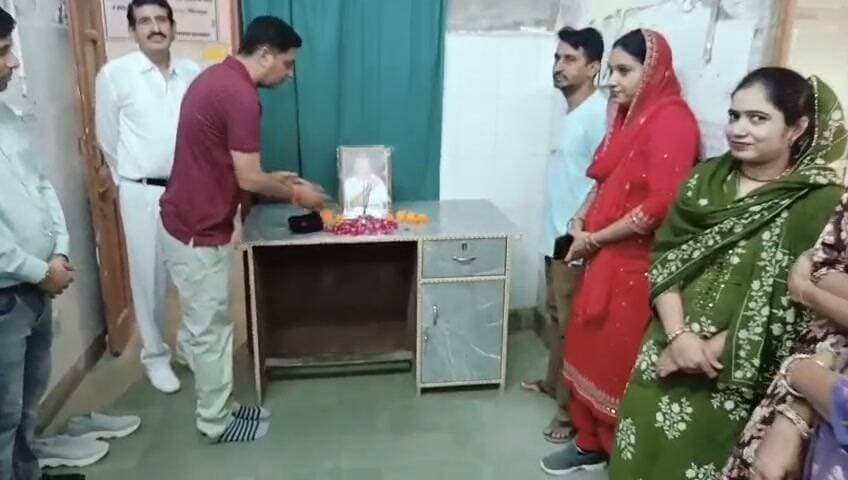 *भारतीय मजदूर संघ के संस्थापक दत्तोपंत ठेंगड़ी के समृति दिवस को सामाजिक समरसता दिवस के रूप में मनाया*
भादरा, राजस्थान राज्य नर्सेज एसोसिएशन (भामस) की ओर से भारतीय मजदूर संघ के संस्थापक दत्तोपंत ठेंगड़ी की पुण्यतिथि श्रद्धापूर्वक बनाई गई। संगठन के नर्सेज एवं अन्य कर्मचारियों ने ठेंगड़ी के चित्र पर पुष्पांजलि अर्पित करते हुए, इस स्मृति दिवस को सामाजिक समस्या दिन के रूप में मनाया।
इस अवसर पर जिला अध्यक्ष नवीन झाझड़िया ने कहा कि संघ के नारे "देश हित में करेंगे काम, काम के लेंगे पूरे दाम" को सार्थक करेंगे, तभी सच्ची श्रद्धांजलि होगी। कार्यकारी जिलाध्यक्ष नरेश बेनीवाल ने सामाजिक समरसता के सिद्धांत पर बल देते हुए उनकी जीवनी पर विचार व्यक्त किए । इस मौके पर सीनियर नर्सिंग अधिकारी बलबीर बेनीवाल, पवन आर्य, राकेश बिजारणिया, कृष्ण खीचड़, रतनलाल, फार्मासिस्ट शंकरलाल यादव, आलोक स्वामी, देशराज मीणा, एएनएम मोनिका गोदारा, योगिता, हेमलता एवं पार्वती सहित अनेक कर्मचारी मौजूद रहे।