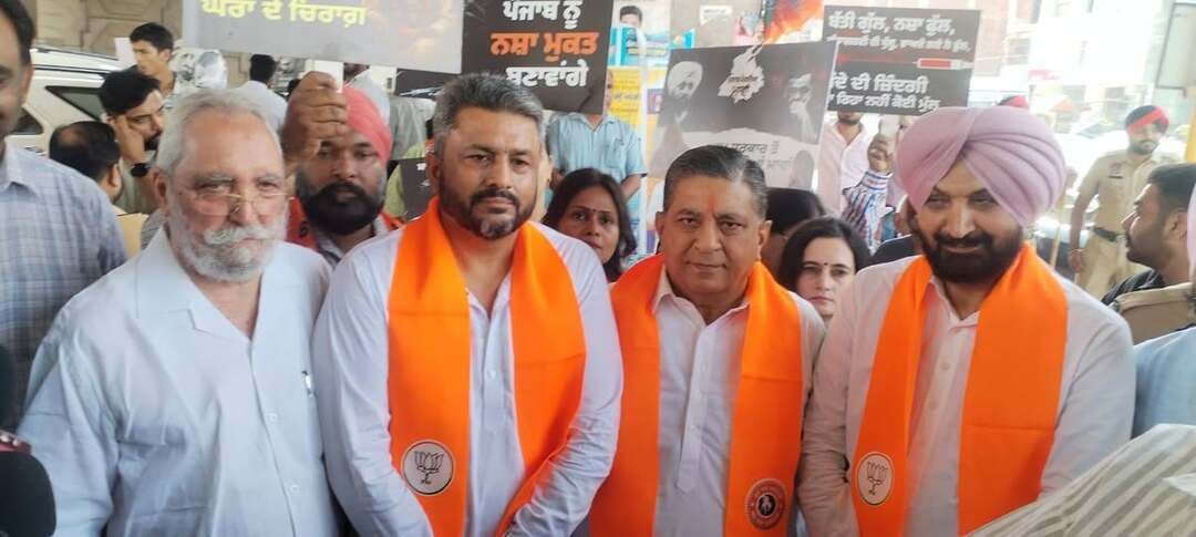 नशे और गैंगस्टरवाद के मुद्दे पर भाजपा का सिंहपुरा चौक पर प्रदर्शन
संजीव खन्ना ने परविंदर सिंह झोटा की हत्या के मामले में सरकार की कार्यप्रणाली पर उठाए सवाल
जीरकपुर, 14 अक्टूबर (राकेश गांधी)
पंजाब में कानून-व्यवस्था, नशे और गैंगस्टरवाद के मुद्दे को लेकर भारतीय जनता पार्टी (भाजपा) ने बुधवार को स्थानीय सिंहपुरा चौक पर आम आदमी पार्टी की सरकार के खिलाफ विरोध प्रदर्शन किया। भाजपा के वरिष्ठ नेता एवं प्रोटोकॉल सैकेट्री संजीव खन्ना के नेतृत्व में हुए इस प्रदर्शन के दौरान पार्टी नेताओं ने राज्य में आपराधिक घटनाओं और नशे की समस्या पर चिंता जताई।
इस मौके पर पंजाब भाजपा के महासचिव परमिंदर सिंह बराड़, उपाध्यक्ष रणजीत सिंह गिल, मोहाली भाजपा के जिला अध्यक्ष संजीव वशिष्ठ, वरिष्ठ नेता एस.एम.एस. संधू, मनप्रीत सिंह बन्नी संधू, सुधीर कांटीवाल, राधे श्याम सहित बड़ी संख्या में पार्टी कार्यकर्ता मौजूद रहे।
प्रदर्शन के दौरान भाजपा नेता संजीव खन्ना ने नशे के खिलाफ आवाज उठाने वाले समाजसेवी परविंदर सिंह झोटा की गोली मारकर की गई हत्या पर दुख व्यक्त किया। उन्होंने आरोप लगाया कि पंजाब में हत्या की घटनाएं बढ़ रही हैं और राज्य सरकार अपराधों पर अंकुश लगाने में विफल रही है। उन्होंने मुख्यमंत्री भगवंत मान से नैतिक जिम्मेदारी लेते हुए इस्तीफा देने की मांग की। साथ ही उन्होंने लोगों से मौजूदा सरकार को सत्ता से हटाने की अपील भी की।
संजीव खन्ना ने कहा कि परविंदर सिंह झोटा नशे के खिलाफ आवाज उठा रहे थे और उनकी हत्या बेहद दुखद है। उन्होंने कहा कि वह झोटा के परिवार के साथ खड़े हैं और उनसे मिलने भी जाएंगे। उन्होंने पंजाब की युवा पीढ़ी पर नशे के बढ़ते प्रभाव को लेकर भी चिंता व्यक्त की।
खन्ना ने राज्य सरकार की नशा विरोधी मुहिम पर सवाल उठाते हुए दावा किया कि पंजाब के शहरों में नशे की बिक्री खुलेआम हो रही है। उन्होंने कहा कि नशे की समस्या केवल सामाजिक या स्वास्थ्य से जुड़ा मुद्दा नहीं है, बल्कि इसका संबंध राष्ट्रीय सुरक्षा से भी है।
केंद्रीय गृह मंत्री अमित शाह के पंजाब दौरे का उल्लेख करते हुए खन्ना ने कहा कि नशे से होने वाली कमाई का इस्तेमाल आतंकवाद और देशविरोधी गतिविधियों के लिए किए जाने का खतरा बना रहता है। उन्होंने कहा कि भाजपा नशे की समस्या को जड़ से समाप्त करने के लिए प्रतिबद्ध है।
प्रदर्शन के दौरान भाजपा नेताओं ने राज्य में कानून-व्यवस्था मजबूत करने तथा नशे और गैंगस्टरवाद के खिलाफ प्रभावी कार्रवाई करने की मांग की।