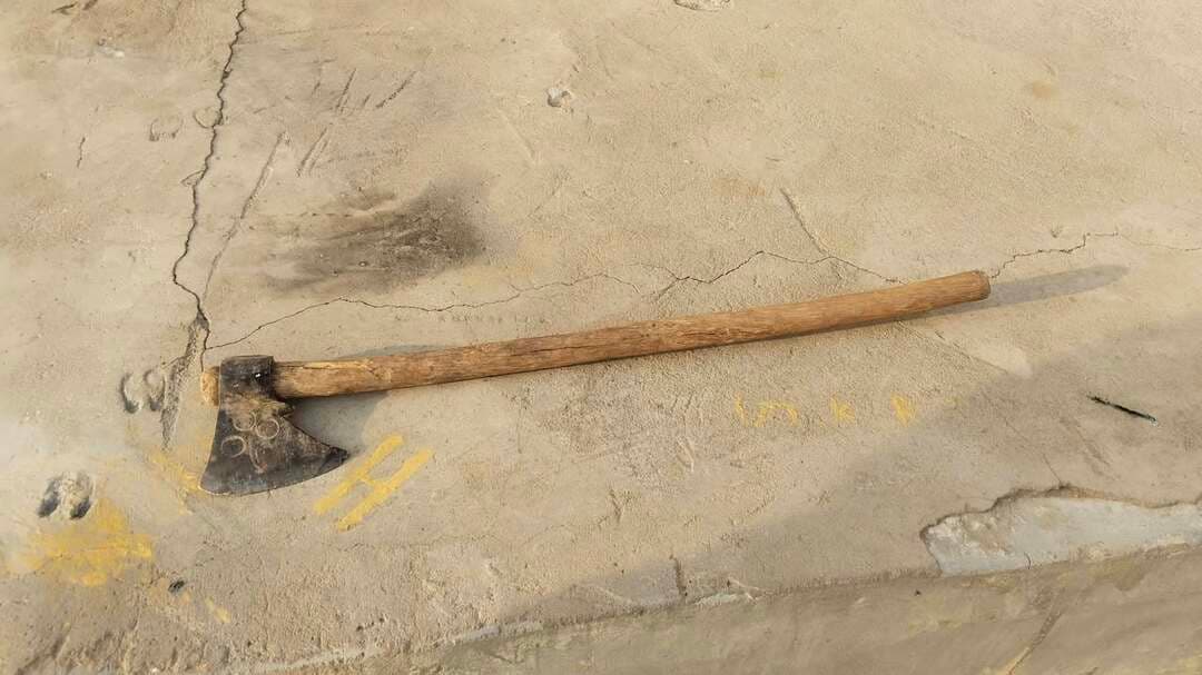 फतेहगढ़: उंडा ग्राम पंचायत में बदमाशों का दुस्साहस, सरकारी ट्यूबवेल से केबल चोरी, मौके पर कुल्हाड़ी छोड़ भागे चोर 🚨
क्षेत्र की ग्राम पंचायत उंडा से चोरी की एक अजीब वारदात सामने आई है। यहाँ सरकारी ट्यूबवेल को निशाना बनाते हुए बेखौफ बदमाशों ने केबल काटकर चोरी कर ली।
वारदात को अंजाम देते वक्त चोरों ने केबल काटने के लिए कुल्हाड़ी का इस्तेमाल किया, जिसे वे जल्दबाजी में मौके पर ही छोड़कर फरार हो गए।
घटना स्थल: सरकारी ट्यूबवेल, ग्राम पंचायत उंडा (फतेहगढ़)
मामला: ट्यूबवेल की विद्युत केबल काटकर चोरी की गई।
बरामदगी: वारदात स्थल से चोरों द्वारा इस्तेमाल की गई कुल्हाड़ी बरामद।
असर: केबल कटने से पेयजल/सिंचाई आपूर्ति प्रभावित होने की आशंका।
ग्रामीणों की मांग: घटना की सूचना के बाद स्थानीय ग्रामीणों में आक्रोश है।
ग्रामीणों ने प्रशासन व पुलिस से आरोपियों को जल्द से जल्द चिह्नित कर कड़ी कार्रवाई करने तथा कुल्हाड़ी के आधार पर चोरों का सुराग लगाने की मांग की है।
#Fatehgarh #FatehgarhNews #UndaPanchayat #JaisalmerNews #CableTheft #CrimeUpdate #JaisalmerPolice #RajasthanNews #BreakingNews #LocalNews #JaisalmerNewsToday #JaisalmerNews #RajasthanNews
Jaisalmer Police Jaisalmer District Collector & Magistrate