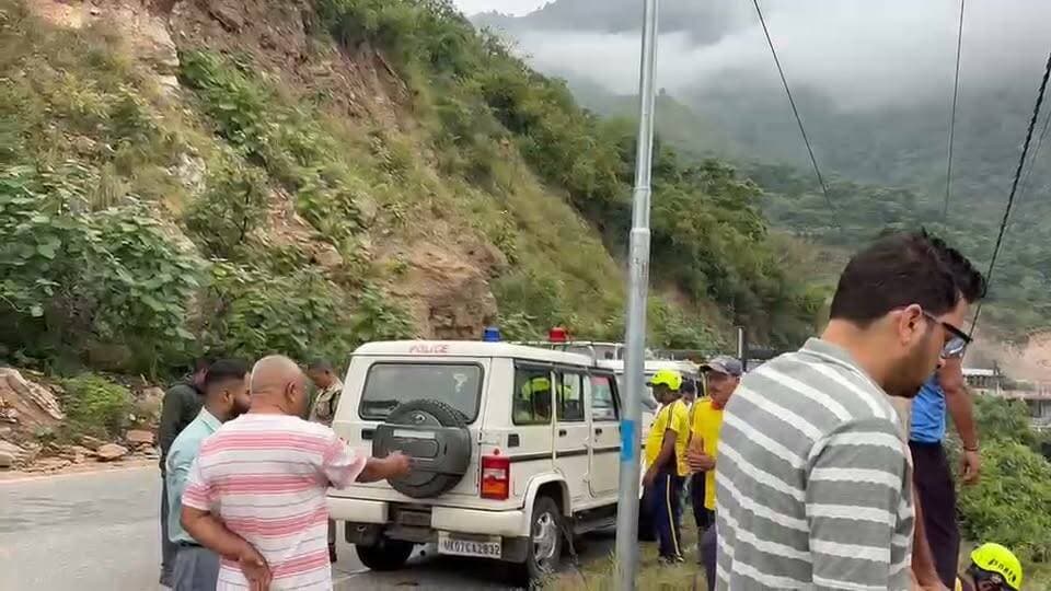 बद्रीनाथ राजमार्ग पर मूल्यगांव के पास एक कार खायी में जा गिरी जिसमें दो लोगों के मृत्यु की सूचना है। कार HR नंबर की है