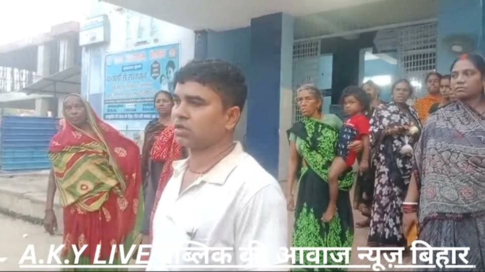 अरवल में ट्रक चालक की चाकू मारकर हत्या, चोरी का विरोध करने पर बदमाशों ने किया हमला
अरवल, 15 अक्टूबर 2026। अरवल जिले के खभैनी मोड़ स्थित राजा होटल के पास गुरुवार की सुबह चोरी का विरोध करना एक ट्रक चालक को भारी पड़ गया। बदमाशों ने चाकू से कई वार कर 35 वर्षीय ट्रक चालक प्रदीप कुमार की हत्या कर दी। इस घटना के बाद इलाके में दहशत का माहौल है, वहीं मृतक के परिजनों और ग्रामीणों में भारी आक्रोश व्याप्त है।
मृतक की पहचान ओलिदाद, नट बिगहा निवासी स्वर्गीय बिंदर नट के 35 वर्षीय पुत्र प्रदीप कुमार के रूप में हुई है। जानकारी के अनुसार, प्रदीप कुमार ट्रक चलाने का काम करते थे। वह अपना ट्रक खभैनी मोड़ के पास खड़ा कर परिजनों से मिलने घर चले गए थे, जबकि उनके साथी खलासी ट्रक में ही सो रहे थे।
आरोप है कि 15 अक्टूबर की सुबह करीब चार बजे कुछ बदमाश ट्रक का शीशा तोड़कर अंदर घुसे और खलासी के पास से सात हजार रुपये नकद तथा एक मोबाइल फोन चोरी कर लिया। इसी दौरान प्रदीप कुमार मौके पर पहुंचे और बदमाशों को भागते देख शोर मचाने लगे। आरोप है कि बदमाशों ने उन पर धारदार चाकू से कई वार कर दिए, जिससे वह गंभीर रूप से घायल हो गए।
परिजन उन्हें तत्काल निजी अस्पताल ले गए, जहां से गंभीर हालत में अरवल सदर अस्पताल रेफर किया गया। हालांकि, सदर अस्पताल पहुंचने पर चिकित्सकों ने जांच के बाद उन्हें मृत घोषित कर दिया।
घटना की खबर मिलते ही परिवार में चीख-पुकार मच गई। पत्नी ने अपना जीवनसाथी खो दिया, बच्चों के सिर से पिता का साया उठ गया और मां का सहारा छिन गया।
ग्रामीणों और परिजनों ने घटना पर गहरा आक्रोश जताते हुए आरोपियों की शीघ्र गिरफ्तारी की मांग की है। अब सवाल यह है कि पुलिस इस मामले में कितनी तेजी से कार्रवाई करती है और पीड़ित परिवार को कब न्याय मिलता है। Public ki Awaz