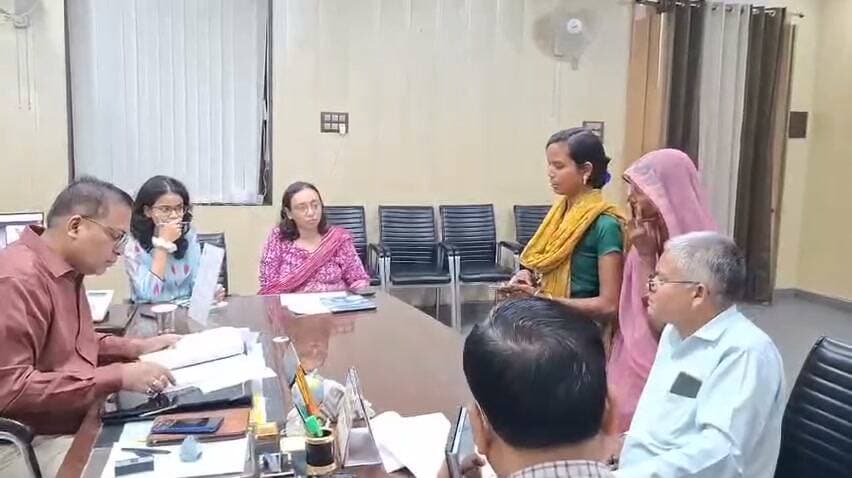 डीएम का जनता दर्शन: मिर्जापुर थाना क्षेत्र की पीड़ित महिला ने जमीन पर हो रहे कब्जा को रुकवाने को लगाई गुहार
#डीएम ने एसडीएम कलान को फोन कर तत्काल निर्माण कार्य रुकवाने एवं कार्यवाही कर रिपोर्ट भेजने को कहा।।
Dharmendra Pratap Singh