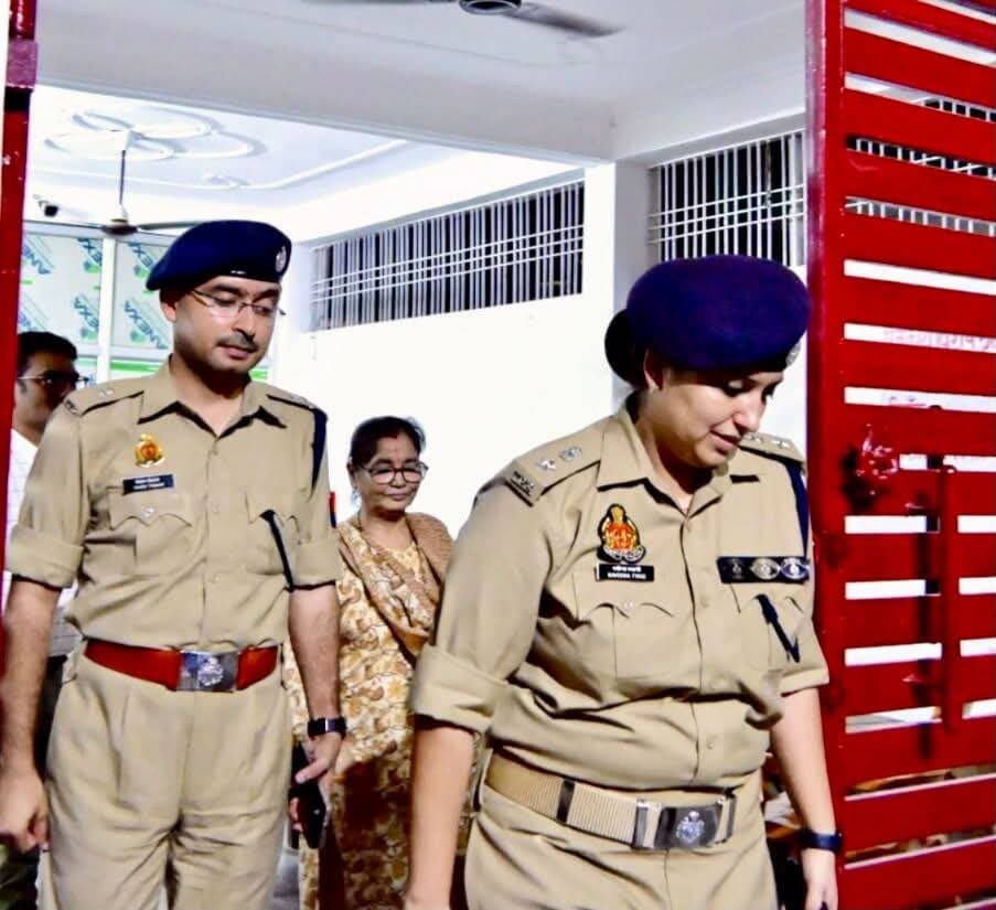बाराबंकी: नवरात्र पर SP रवीना त्यागी ने दिखाई दरियादिली, वन स्टॉप सेंटर में महिलाओं-बच्चों को बांटी खुशियां!
मिशन शक्ति फेज-6 के तहत SP रवीना त्यागी ने कोतवाली क्षेत्र के वन स्टॉप सेंटर और नारी सम्प्रेक्षण गृह का भ्रमण किया। संवासिनियों से संवाद कर वस्त्र, फल और खाद्य सामग्री वितरित कर सुरक्षा का भरोसा दिलाया।
#MissionShakti #barabankipolice #viralpost