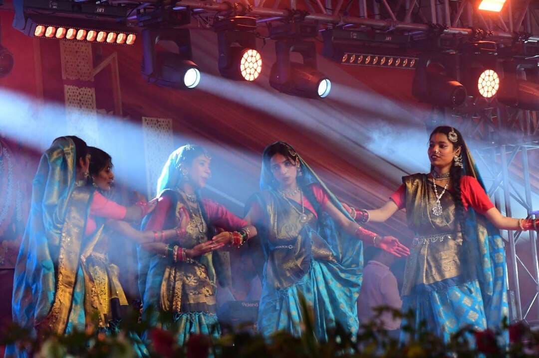 दशहरा महोत्सव का भव्य समापन, लोक संस्कृति और सुरों की मधुरता से सजा गांधी मैदान
गांधी मैदान में आयोजित दशहरा महोत्सव का समापन बुधवार को लोक संस्कृति, संगीत और नृत्य की मनोहारी छटा के बीच गरिमापूर्ण एवं भव्य तरीके से हुआ। पारंपरिक लोकगीतों की मिठास, लोकनृत्यों की जीवंतता और सुरीली गायकी ने महोत्सव की अंतिम संध्या को यादगार बना दिया। कलाकारों की भावपूर्ण प्रस्तुतियों से पूरा वातावरण सांस्कृतिक उल्लास और उत्सव की उमंग से सराबोर रहा।
कार्यक्रम में कलाकारों ने बिहार की समृद्ध लोक परंपराओं को मंच पर जीवंत कर दिया। ‘आज मिथिला नगरिया निहाल सखियाँ’ जैसे मधुर लोकगीत के साथ झिझिया, कृषि नृत्य और झूमर की प्रस्तुतियों ने दर्शकों को बिहार की सांस्कृतिक विरासत के विविध रंगों से रूबरू कराया। इन प्रस्तुतियों में मिथिलांचल एवं मगध की मिठास, लोक आस्था, ग्रामीण जीवन और सामूहिक उल्लास की सुंदर अभिव्यक्ति देखने को मिली।
वहीं, प्रसिद्ध गायिका भव्या पंडित ने अपनी सुरीली आवाज और मनमोहक प्रस्तुतियों से दर्शकों को मंत्रमुग्ध कर दिया। उनके गीतों ने संगीतमय वातावरण को और भी जीवंत बना दिया। डांडिया नृत्य की आकर्षक प्रस्तुति ने उत्सव में उमंग, ऊर्जा और रंगों का अनूठा संगम प्रस्तुत किया। संगीत और नृत्य की इस खूबसूरत जुगलबंदी ने दर्शकों को सांस्कृतिक आनंद से भर दिया।
जिलाधिकारी श्री कुंदन कुमार एवं वरीय पुलिस अधीक्षक श्री कार्तिकेय के शर्मा के द्वारा कलाकारों एवं इस आयोजन से जुड़े अधिकारियों एवं अन्य सम्बंधित लोगों को सम्मानित किया गया
दशहरा महोत्सव की इन प्रस्तुतियों ने भारतीय संस्कृति की विविधता, लोक परंपराओं की जीवंतता और लोक संगीत के विविध रूपों को प्रभावशाली ढंग से अभिव्यक्त किया। लोकगीतों से लेकर आधुनिक मंचीय गायकी तक, महोत्सव ने कला और संस्कृति के विभिन्न आयामों को एक साझा मंच प्रदान किया।
Information & Public Relations Department, Government of Bihar
Art, Culture and Youth Department, Government of Bihar