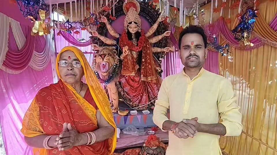 यमुनानगर में पांचवें दिन पूजी गईं मां स्कंदमाता, पंडालों में उमड़ी भक्तों की भीड़
यमुनानगर / प्रयागराज। शारदीय नवरात्रि के पांचवें दिन रविवार को यमुनानगर क्षेत्र भक्तिमय माहौल में डूबा रहा।
क्षेत्र के घर-घर और दुर्गा पूजा पंडालों में मां स्कंदमाता की विधि-विधान से पूजा-अर्चना की गई। सुबह से ही पंडालों में भक्तों की लंबी कतारें लगी रहीं और पूरे दिन जय माता दी के जयकारे गूंजते रहे।
#navratri