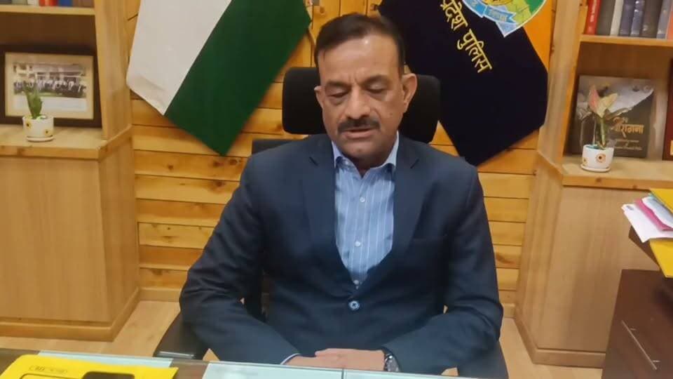 पुलिस मुस्तैदी से कर रही काम, लोगों से शांति और सौहार्द बनाए रखने का आग्रह
चंबा। जिला चंबा में गौ हत्या मामले को लेकर पुलिस अधीक्षक विजय कुमार सकलानी ने अपनी प्रतिक्रिया देते हुए लोगों से आपसी भाईचारा और सामाजिक सौहार्द बनाए रखने की अपील की है। उन्होंने कहा कि सोशल मीडिया पर वायरल हो रहे वीडियो और पोस्ट के कारण आपसी भाईचारा खराब न करें। किसी भी वीडियो या जानकारी को बिना पुष्टि किए साझा करने से बचें।
एसपी ने कहा कि मामले को लेकर पुलिस मुस्तैदी से कार्य कर रही है। उन्होंने लोगों से कानून-व्यवस्था बनाए रखने में पुलिस का सहयोग करने और किसी भी तरह की अफवाहों पर ध्यान न देने का आग्रह किया।
उन्होंने अपील की कि चंबा जिले में शांति, आपसी विश्वास और भाईचारे का माहौल बनाए रखना सभी की जिम्मेदारी है। सोशल मीडिया पर किसी भी प्रकार की भ्रामक या अपुष्ट जानकारी साझा करने से स्थिति प्रभावित हो सकती है। ऐसे में लोग संयम बरतें और मामले से संबंधित किसी भी जानकारी के लिए पुलिस की आधिकारिक सूचना पर भरोसा करें।
एसपी ने स्पष्ट किया कि पुलिस मामले को लेकर गंभीरता से कार्रवाई कर रही है। उन्होंने लोगों से कानून का पालन करने और शांति व्यवस्था बनाए रखने में सहयोग देने की अपील की।
बाइट विजय कुमार सकलानी एसपी चंबा ।