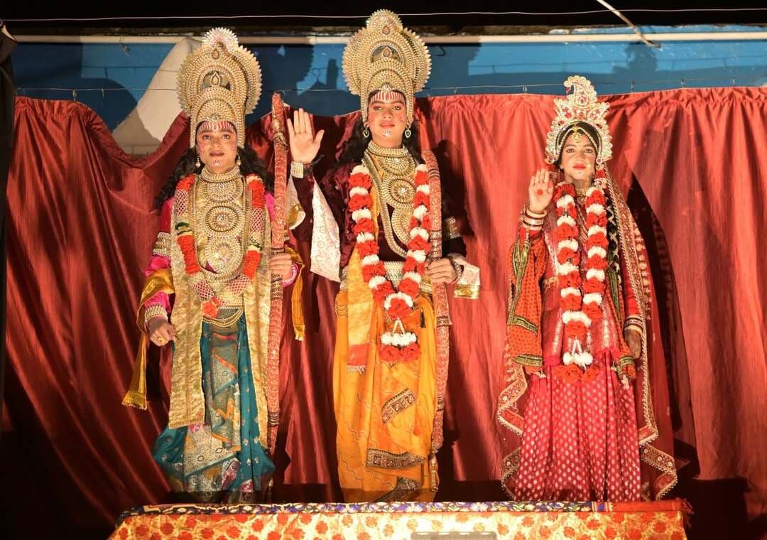 पिथौरागढ़ रामलीला में कैकेयी के वरदान से बदली अयोध्या की तस्वीर, श्रीराम ने स्वीकारा वनवास
पिथौरागढ़ : श्री रामलीला प्रबन्धकारिणी समिति पिथौरागढ़ द्वारा आयोजित ऐतिहासिक 130वें रामलीला मंचन के चतुर्थ दिवस राम वनवास प्रसंग का भावपूर्ण मंचन किया गया। लीला में मंथरा-कैकेयी संवाद, दशरथ-कैकेयी प्रसंग, कोप भवन और श्रीराम के वन प्रस्थान की आज्ञा तक की घटनाओं को दर्शाया गया।
मंचन में दिखाया गया कि मंथरा के बहकावे में आकर रानी कैकेयी राजा दशरथ से अपने दो वरदान मांगती हैं। इनमें भरत के लिए राजगद्दी और श्रीराम के लिए 14 वर्ष का वनवास शामिल होता है। कैकेयी की मांग सुनकर राजा दशरथ व्याकुल हो उठते हैं, लेकिन वचनबद्ध होने के कारण असहाय नजर आते हैं।
जब श्रीराम को वनवास की जानकारी मिलती है, तो वे पिता के वचन की मर्यादा बनाए रखने के लिए सहर्ष वन जाने का निर्णय लेते हैं। इस दौरान माता कौशल्या, माता सीता और लक्ष्मण के साथ उनके भावपूर्ण संवादों का मंचन किया गया। लक्ष्मण की पत्नी उर्मिला के साथ प्रसंग ने भी दर्शकों को भावुक किया। अंत में श्रीराम, सीता और लक्ष्मण को वन प्रस्थान की आज्ञा मिलने के साथ अयोध्या में शोक का वातावरण छा जाता है। कलाकारों ने अपने अभिनय से इस प्रसंग की मार्मिकता को प्रभावी ढंग से प्रस्तुत किया।