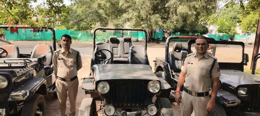 थाना सिविल लाइन पुलिस ने अवैध रूप से मॉडिफाइड एवं बिना नंबर की 3 जीप वाहन की जप्त, वाहन चालकों सहित नाबालिग के पिता के विरुद्ध भी कार्यवाही
छतरपुर पुलिस द्वारा यातायात नियमों का पालन सुनिश्चित कराने, सड़क सुरक्षा बनाए रखने तथा नियमों का उल्लंघन करने वाले वाहन चालकों के विरुद्ध निरंतर कार्यवाही की जा रही है। इसी क्रम में थाना सिविल लाइन क्षेत्र अंतर्गत अवैध रूप से मॉडिफाइड एवं बिना नंबर के जीप वाहनों द्वारा सड़क पर प्रदर्शन किए जाने की सूचना प्राप्त होने पर पुलिस टीम द्वारा उक्त वाहनों के संबंध में जानकारी एकत्रित की गई।
सूचना के आधार पर थाना सिविल लाइन पुलिस द्वारा वाहन चेकिंग अभियान चलाया गया। चेकिंग के दौरान पुलिस टीम ने अवैध रूप से मॉडिफाइड एवं बिना नंबर प्लेट की 3 जीप वाहनों को जप्त किया। वाहन चेकिंग के दौरान संबंधित वाहन चालक द्वारा आवश्यक दस्तावेज एवं वैध ड्राइविंग लाइसेंस भी प्रस्तुत नहीं किए गए।
पुलिस जांच में सामने आया कि उक्त तीनों जीप वाहन अजय पाल सिंह बुंदेला, निवासी ग्राम गठेवरा, हाल निवासी पंचवटी ढाबा के पीछे, छत्रसाल नगर, छतरपुर के स्वामित्व के हैं। वाहन स्वामी द्वारा अपने नाबालिग पुत्र सहित दो अन्य व्यक्तियों को वाहन चलाने के लिए दिए गए थे। संबंधित वाहन चालकों द्वारा सड़क पर वाहनों से प्रदर्शन कर यातायात नियमों का उल्लंघन किया गया।
वाहन चालक-
1. संतोष कुशवाहा, पिता मोनी कुशवाहा, निवासी ग्राम गठेवरा।
2. मनीष पटेल, पिता मुन्नू पटेल, निवासी ग्राम गठेवरा।
3. एक नाबालिग वाहन चालक।
थाना सिविल लाइन पुलिस द्वारा वाहन चालकों एवं वाहन स्वामी अजय पाल सिंह बुंदेला के विरुद्ध मोटर व्हीकल एक्ट की विभिन्न धाराओं के अंतर्गत पृथक-पृथक प्रकरणों में इस्तगासा तैयार कर सख्त वैधानिक कार्रवाई हेतु माननीय न्यायालय के समक्ष प्रस्तुत किए जा रहे हैं।
छतरपुर पुलिस आमजन से अपील करती है कि अपने वाहनों को निर्धारित नियमों के अनुरूप ही संचालित करें। वाहनों में अनधिकृत मॉडिफिकेशन न कराएं, बिना वैध पंजीयन एवं आवश्यक दस्तावेजों के वाहन न चलाएं तथा नाबालिग बच्चों को किसी भी स्थिति में वाहन चलाने के लिए न दें। स्वयं यातायात नियमों का पालन करें और दूसरों को भी इसके लिए प्रेरित करें। सड़क सुरक्षा एवं आमजन की सुरक्षा के लिए यातायात नियमों का पालन करना सभी की जिम्मेदारी है।
Home Department of Madhya Pradesh Madhya Pradesh Police Jansampark Madhya Pradesh DIG Chhatarpur Range PRO Jansampark Chattarpur #mppolice #chhatarpur