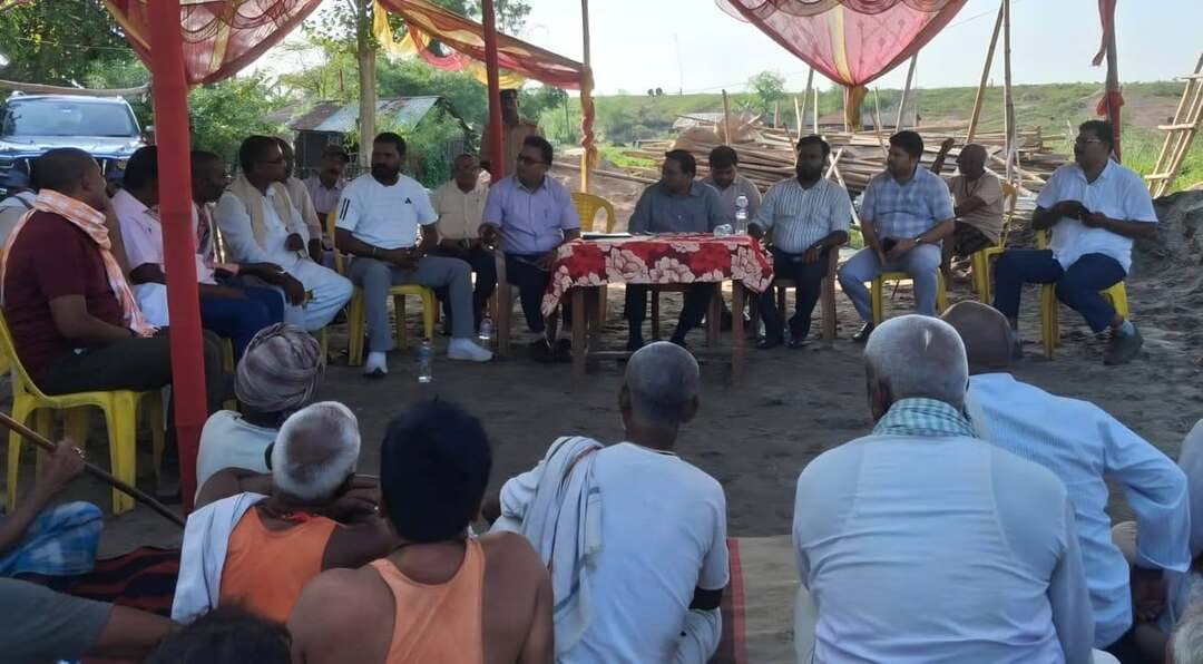 सुपौल में मत्स्य पालन को बढ़ावा देने की पहल, जलजमाव वाले चौर क्षेत्र को बनाया जाएगा मत्स्य संसाधन
सुपौल: जिले में मत्स्य संसाधनों के विकास और मछली पालन के माध्यम से किसानों की आय बढ़ाने की दिशा में पहल शुरू की गई है। इसी क्रम में उप विकास आयुक्त इंद्रवीर कुमार ने सरायगढ़ प्रखंड के इटहरी राजस्व मौजा में स्थानीय जनप्रतिनिधियों और किसानों के साथ बैठक कर जलजमाव वाले चौर क्षेत्र को मत्स्य संसाधन के रूप में विकसित करने की संभावनाओं पर चर्चा की।
बैठक में उप विकास आयुक्त ने कहा कि सुपौल जिले में मत्स्य पालन की अपार संभावनाएं हैं। जिले के कई क्षेत्रों में सालों भर जलजमाव की स्थिति बनी रहती है। ऐसे क्षेत्रों को उपयोगी संसाधन के रूप में विकसित कर मछली पालन को बढ़ावा दिया जा सकता है, जिससे किसानों की आय में वृद्धि के साथ क्षेत्र के विकास को भी गति मिलेगी।
इटहरी के किसानों ने जलप्लावित चौर क्षेत्र के विकास के लिए सरकार की योजना पर सहमति जताई। वहीं, उपस्थित जनप्रतिनिधियों ने भी अपने सुझाव देते हुए इस पहल में सहयोग करने की बात कही।
उप विकास आयुक्त ने बताया कि सबसे पहले अंचल कार्यालय के अमीन के माध्यम से जलजमाव वाले क्षेत्रों को चिह्नित किया जाएगा। इसके बाद किसानों से बातचीत कर योजना को आगे बढ़ाने की कार्रवाई की जाएगी।
बैठक में सरायगढ़ प्रखंड प्रमुख, बौराहा एवं सरायगढ़ पंचायत के मुखिया, जिला मत्स्य पदाधिकारी संजय कुमार, प्रखंड विकास पदाधिकारी अच्युतानंद कुमार, अंचल अधिकारी, राजस्व पदाधिकारी सहित अन्य पदाधिकारी और कर्मी उपस्थित रहे।