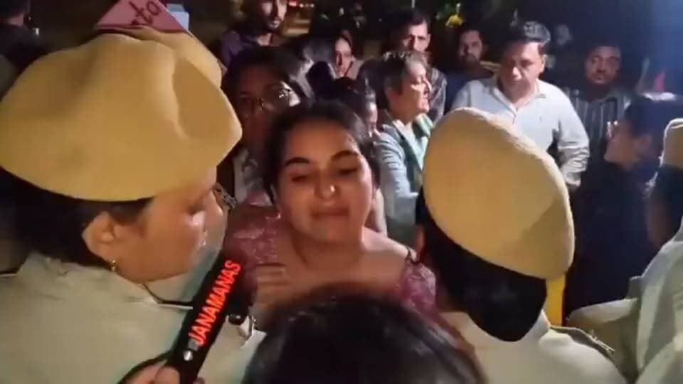 संघर्ष की राह पर हनुमानगढ़ की बेटी! ✊
जयपुर आंदोलन में पुलिस के सामने जनता के हक की बुलंद आवाज बनीं राजस्थान युवा कांग्रेस उपाध्यक्ष निशा अनिल खीचड़। डटे हैं, लड़ेंगे और जीतेंगे! 💪🔥
#लालबहादुर_भाखर #Lalbahadurbhakhar #pilibanganews #हनुमानगढ़
#NishaAnilKhichar #Hanumangarh #RajasthanYouthCongress #JaipurAndolan #YouthCongress #RajasthanPolitics #JanAawaz