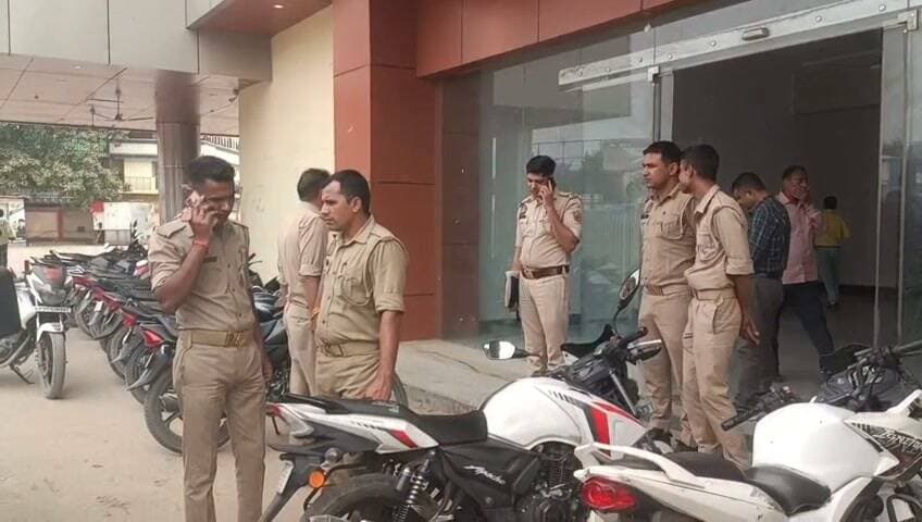 Shahjahanpur : 4 हजार रुपये की रिश्वत लेते रोडवेज बस स्टेशन का प्रधान लिपिक निरपेश रंगे हाथों पकड़ा गया
बरेली की एंटी करप्शन टीम ने की कार्रवाई, मामले की जांच जारी।
