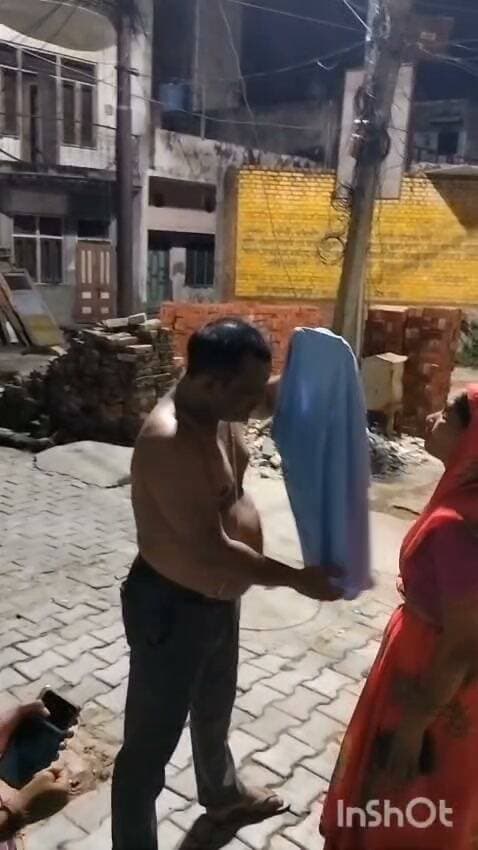 बेटी की आत्महत्या मामले में पिता ने पुलिस अधीक्षक को दिया प्रार्थना पत्र, धमकी और झगड़े का वीडियो वायरल
#शाहजहांपुर। युवती की आत्महत्या के मामले में पीड़ित पिता शशिकांत शर्मा ने एसपी से न्याय की गुहार लगाई है। उन्होंने मुख्य आरोपी लक्ष्मीकांत शर्मा की गिरफ्तारी और विवेचना दूसरे थाने से कराने की मांग की। पिता का आरोप है कि समझौते का दबाव बनाने के लिए परिवार को प्रताड़ित और धमकाया जा रहा है। बता दें, बेटी के पिता का कहना है लगातार प्रताड़ना से तंग आकर बेटी ने आत्महत्या कर ली। धमकी और घटना से पहले हुए लड़ाई-झगड़े का वीडियो वायरल हो रहा है। उन्होंने निष्पक्ष जांच की मांग की है।
आपका अपना शहर Aapka Apna Shahar