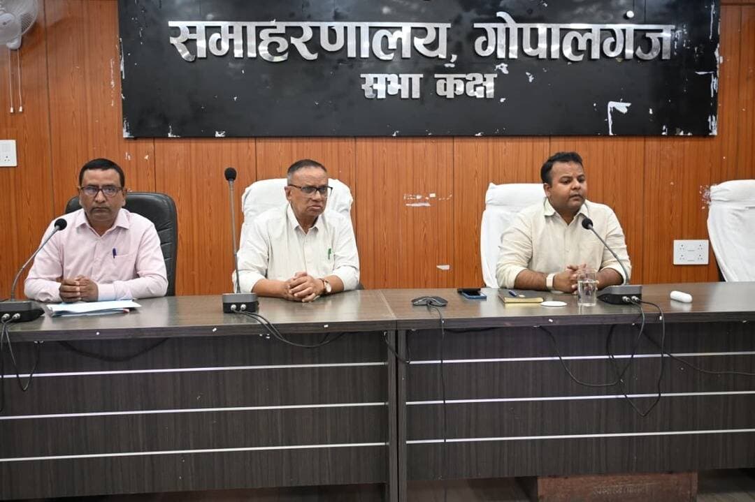 🏥 अस्पतालों में बेहतर सुविधाएं देने का निर्देश
जिला पदाधिकारी श्री समीर सौरभ की उपस्थिति में स्वास्थ्य विभाग की समीक्षा बैठक आयोजित की गई। डीएम ने सभी सरकारी स्वास्थ्य संस्थानों में चिकित्सकों एवं पारा मेडिकल कर्मियों की रोस्टर के अनुसार उपस्थिति तथा मरीजों को सुलभ एवं गुणवत्तापूर्ण चिकित्सा सेवाएं उपलब्ध कराने का निर्देश दिया।
IPD, OPD, आपातकालीन एवं शल्य चिकित्सा सेवाओं में सुधार, सीसीटीवी की सक्रियता, साफ-सफाई, सुरक्षा, दवाओं एवं चिकित्सा उपकरणों की उपलब्धता सुनिश्चित करने पर जोर दिया गया। एम्बुलेंस में ऑक्सीजन और जीवनरक्षक उपकरणों की नियमित जांच तथा स्वास्थ्य सेवाओं की सतत समीक्षा के भी निर्देश दिए गए।
#Gopalganj #cmo #Healthcare #SamratChoudhary #InformationAndPublicRelationsDepartment
