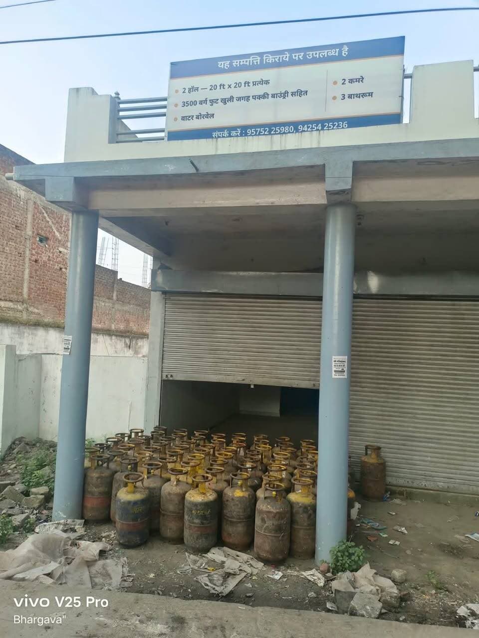 ➡️ बीना में अवैध रूप से भंडारित 7 लाख से अधिक के 150 कमर्शियल गैस सिलेंडर जप्त
सहायक आपूर्ति अधिकारी श्री राजेश पटेल द्वारा आज 15 अक्टूबर 2026 को कृषि उपज मंडी बीना के समीप साहनी पेट्रोल पंप के सामने स्थित धर्मेंद्र अग्रवाल के गोदाम/मकान से बीपीसीएल कंपनी के 150 कमर्शियल गैस सिलेंडर जप्त किए गए। इनमें 19 किलोग्राम एवं 5 किलोग्राम के कमर्शियल गैस सिलेंडर शामिल हैं। जप्त सिलेंडरों की कुल कीमत 7 लाख 81 हजार 500 रुपए है।
उक्त सिलेंडर सर्वश्रेष्ठ गैस एजेंसी, सागर से मेसर्स अग्रवाल ट्रेडर्स द्वारा मंगाए गए थे। इन्हें बीना रिफाइनरी में वितरित किया जाना बताया जा रहा था। मामले में द्रवीकृत पेट्रोलियम गैस (प्रदाय एवं वितरण विनियमन) आदेश, 2000 के तहत प्रकरण निर्मित किया गया है।
#jansamparkMP #sagar