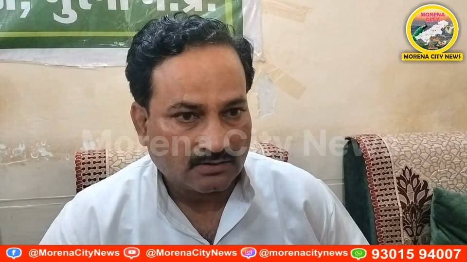 मुख्यमंत्री के मुरैना दौरे से पहले कांग्रेस जिलाध्यक्ष मधुराज तोमर नजरबंद, घेराव की तैयारी के बीच पुलिस की कार्रवाई
मुरैना। मुख्यमंत्री डॉ. मोहन यादव के मुरैना दौरे से पहले शुक्रवार सुबह पुलिस ने कांग्रेस जिला अध्यक्ष मधुराज तोमर के घर पहुंचकर उन्हें डिटेन कर लिया। सुबह करीब 9:15 बजे पहुंची पुलिस ने उन्हें घर पर ही नजरबंद कर दिया। मुख्यमंत्री के दौरे के दौरान कांग्रेस कार्यकर्ताओं द्वारा घेराव किए जाने की आशंका के चलते पुलिस ने यह कदम उठाया।
जनसमस्याओं को लेकर घेराव की तैयारी
मुख्यमंत्री डॉ. मोहन यादव का मुरैना दौरा तय होने के बाद जिला कांग्रेस ने विभिन्न जनसमस्याओं को लेकर उनके घेराव की तैयारी की थी। कांग्रेस बिजली, पानी, साफ-सफाई और जिले में लगातार हो रही चोरी की घटनाओं सहित अन्य मुद्दों को लेकर मुख्यमंत्री के सामने विरोध दर्ज कराने की तैयारी में थी।
कांग्रेस के अन्य पदाधिकारी भी नजरबंद
संभावित प्रदर्शन की सूचना के बाद पुलिस शुक्रवार सुबह कांग्रेस जिलाध्यक्ष मधुराज तोमर के आवास पर पहुंची और उन्हें घर पर ही नजरबंद कर लिया। इसके अलावा शहर कांग्रेस अध्यक्ष गजेंद्र जाटव, विक्रम मुद्गल सहित कुछ अन्य कांग्रेस पदाधिकारियों को भी नजरबंद किए जाने की जानकारी सामने आई है।
मुख्यमंत्री के दौरे को लेकर पुलिस सतर्क
मुख्यमंत्री के मुरैना प्रवास के दौरान कांग्रेस के संभावित प्रदर्शन और घेराव को देखते हुए पुलिस सतर्क है। कानून-व्यवस्था बनाए रखने के लिए सुरक्षा व्यवस्था पर विशेष ध्यान दिया जा रहा है। वहीं, जनसमस्याओं को लेकर कांग्रेस के विरोध प्रदर्शन की तैयारी के बीच पुलिस की इस कार्रवाई से जिले का राजनीतिक माहौल गरमा गया है।
#morena #मुरैना #कांग्रेस #भाजपा #आंiदोलन