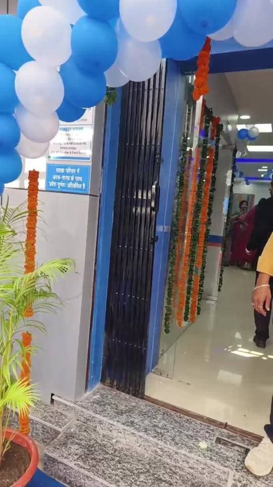 हरिद्वार के जगजीतपुर में बैंक ऑफ इंडिया की नई शाखा का शुभारंभ, महाप्रबंधक अनिल कुमार और आंचलिक प्रबंधक चेतन चंद्र रहे मौजूद
हरिद्वार। हरिद्वार के जगजीतपुर क्षेत्र में बैंक ऑफ इंडिया की नई शाखा का शुभारंभ किया गया। शाखा का उद्घाटन बैंक ऑफ इंडिया के महाप्रबंधक अनिल कुमार एवं आंचलिक प्रबंधक चेतन चंद्र द्वारा किया गया।
नई शाखा के शुरू होने से जगजीतपुर और आसपास के क्षेत्रों के लोगों को बैंकिंग सुविधाओं का लाभ मिलने में सहूलियत होगी। क्षेत्र में बैंकिंग सेवाओं का विस्तार होने से स्थानीय निवासियों, व्यापारियों और अन्य ग्राहकों को अपनी बैंकिंग संबंधी आवश्यकताओं को पूरा करने में मदद मिलेगी।
इस अवसर पर बैंक की ओर से क्षेत्र में बेहतर बैंकिंग सेवाएं उपलब्ध कराने तथा ग्राहकों को सुविधाजनक और सुगम बैंकिंग अनुभव प्रदान करने की दिशा में इस पहल को महत्वपूर्ण माना गया।
जगजीतपुर में बैंक ऑफ इंडिया की नई शाखा खुलने से क्षेत्र में बैंकिंग सेवाओं को और मजबूती मिलने की उम्मीद है।
Haridwar Stambh Vasudev