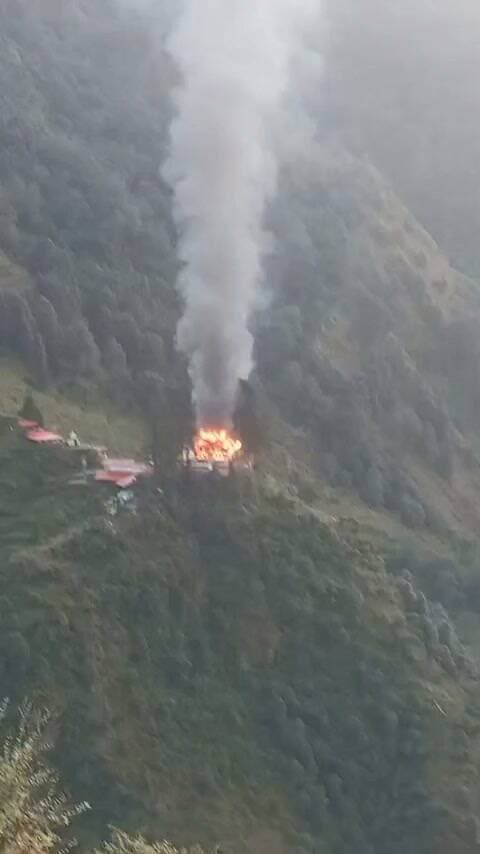मंदिर में भीषण आग:-बागेश्वर जनपद के कपकोट तहसील के बदियाकोट स्थित मां भगवती मंदिर में आग लगने से हड़कंप मच गया है.आग कैसे लगी अभी इसके कारणों का पता नहीं चल पाया है।