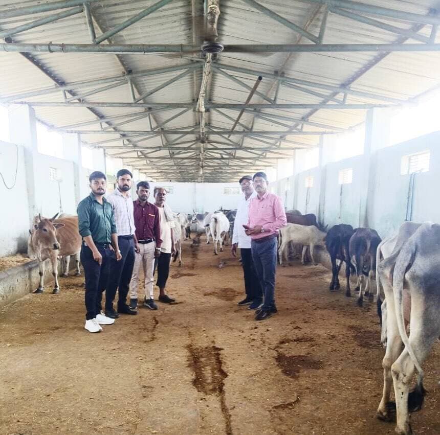 ‘जन विश्वास कार्यक्रम’ के तहत आज वेटरिनरी ऑफिसर डॉ. डीडी चढ़ार द्वारा गौशाला का सघन निरीक्षण किया गया।
#JanVishwasKaryakram #Gaushala #jansamparkMP #sagar #AnimalHusbandry #Gauseva #madhyapradesh