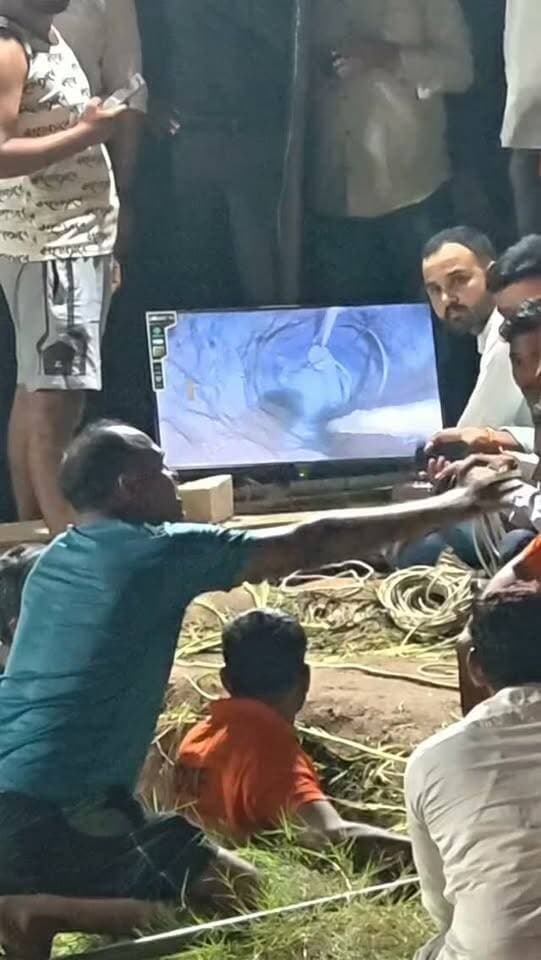 🚨 ब्रेकिंग न्यूज | बड़ी राहत की खबर
बोरवेल में गिरे बच्चे को सकुशल बाहर निकाल लिया गया! 🙏
रेस्क्यू टीम की कड़ी मेहनत के बाद मिली सफलता से परिजनों और लोगों ने राहत की सांस ली।
📢 दर्शकों से अपील: इस मामले से जुड़ी ताजा जानकारी आपके पास है तो हमें कमेंट करके जरूर बताएं। बच्चे की वर्तमान स्थिति क्या है? अपनी प्रतिक्रिया भी साझा करें।
बोरवेल मे गिरे बच्चे को सकुशल बाहर निकाल लिया गया l