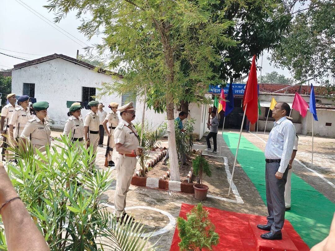 मंडल कारा का डीएम शैलेन्द्र कुमार ने किया निरीक्षण, बंदियों की सुनी समस्याएं
लखीसराय। जिला पदाधिकारी शैलेन्द्र कुमार ने शनिवार को मंडल कारा, लखीसराय का निरीक्षण किया। इस दौरान उन्होंने कारा परिसर में आयोजित बंदी दरबार में भाग लेकर बंदियों से सीधे संवाद किया और उनकी समस्याओं के साथ-साथ जेल में उपलब्ध सुविधाओं की जानकारी ली।
डीएम ने कहा कि मंडल कारा में प्रत्येक दो माह पर नियमित रूप से बंदी दरबार का आयोजन किया जाना चाहिए। उन्होंने बंदियों के मानवीय, संवैधानिक और कानूनी अधिकारों का संरक्षण सुनिश्चित करने पर जोर दिया। उन्होंने कहा कि बंदियों के व्यवहार में सकारात्मक बदलाव लाने और उन्हें समाज की मुख्यधारा से जोड़ने में शिक्षा, खेल, योग, चित्रकला और अन्य रचनात्मक गतिविधियों की महत्वपूर्ण भूमिका है।
निरीक्षण के दौरान बंदी कल्याण पदाधिकारी आलोक कुमार सिंह ने कारा में संचालित विभिन्न कल्याणकारी एवं सुधारात्मक कार्यक्रमों की जानकारी दी। उन्होंने बताया कि बंदियों के दैनिक कार्यक्रम की शुरुआत योग से होती है। इसके अलावा चित्रकला, खेल, संगीत समेत अन्य गतिविधियां भी आयोजित की जाती हैं। बंदियों को कानूनी सहायता उपलब्ध कराने के लिए लीगल एड क्लीनिक संचालित है और 24 घंटे पीएलवी की सुविधा उपलब्ध कराई गई है।
युवा बंदियों के लिए संचालित है कारा पाठशाला
युवा एवं किशोर बंदियों के लिए अलग से कारा पाठशाला संचालित की जा रही है, जहां प्रतिनियुक्त शिक्षक द्वारा पढ़ाई कराई जाती है। एनआईओएस के माध्यम से 10वीं तथा इग्नू के माध्यम से 12वीं और उच्च शिक्षा के लिए नामांकन की सुविधा उपलब्ध है। पात्र बंदियों को सामाजिक सुरक्षा योजनाओं के तहत पेंशन समेत अन्य सुविधाएं भी दी जा रही हैं।
कारा में कैंटीन, चिकित्सकीय जांच एवं उपचार, विशेष आहार तथा जरूरत पड़ने पर उच्च चिकित्सा संस्थानों में रेफर करने की व्यवस्था की जानकारी भी डीएम को दी गई। निरीक्षण के दौरान एक बंदी को बेहतर इलाज के लिए पीएमसीएच भेजे जाने की जानकारी भी सामने आई।
पेयजल और कानूनी सहायता समेत कई समस्याएं रखीं
बंदी दरबार में बंदियों ने पेयजल, चापाकल की कमी, आरओ की समस्या, रोजगारपरक कार्यक्रम, सरकारी अधिवक्ता, कानूनी सहायता और परिजनों से संपर्क से जुड़ी समस्याएं डीएम के समक्ष रखीं। डीएम ने संबंधित पदाधिकारियों को नियमानुसार इन समस्याओं के समाधान के लिए आवश्यक कार्रवाई करने का निर्देश दिया।
जेल अधीक्षक रमेश प्रसाद ने भी मंडल कारा की व्यवस्थाओं और बंदियों से जुड़ी समस्याओं की जानकारी जिला पदाधिकारी को दी। डीएम ने कारा प्रशासन को बंदियों के कल्याण एवं सुधार से जुड़ी गतिविधियों को और प्रभावी बनाने तथा कारा परिसर में सकारात्मक वातावरण बनाए रखने का निर्देश दिया।
निरीक्षण के दौरान डीएम ने औषधीय गुणों से भरपूर एवं सुगंधित पौधों का पौधरोपण भी किया। उन्होंने कारा प्रशासन द्वारा संचालित सुधारात्मक एवं कल्याणकारी कार्यक्रमों की सराहना करते हुए कहा कि निरंतर सुधार की प्रक्रिया जारी रहनी चाहिए। ऐसे प्रयास बंदियों में सकारात्मक बदलाव लाने और उन्हें समाज की मुख्यधारा से जोड़ने में अहम भूमिका निभाते हैं।
#khabarlakhisarai
#lakhisaraibihar
#lakhisarai