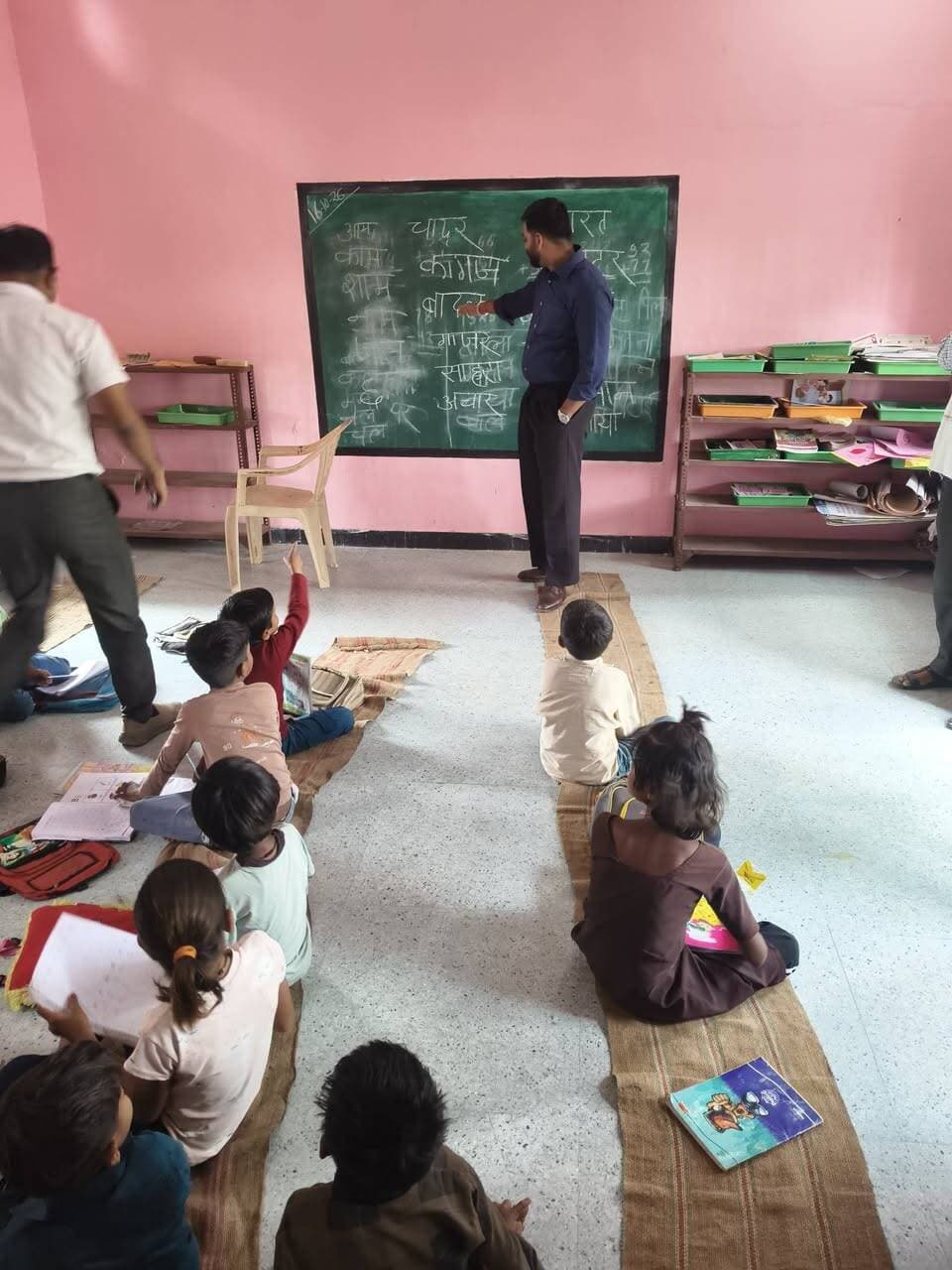 मुख्यमंत्री जन-विश्वास अभियान-2026 अंतर्गत आज जिला पंचायत के मुख्य कार्यपालन अधिकारी श्री विशाल धाकड़ द्वारा ग्राम सुनरई,ग्राम पंचायत जरूआ (पलेरा) में शासकीय शालाओं और आंगनबाड़ी केंद्रों का निरीक्षण किया गया एवं आवश्यक निर्देश दिए गए।
#जन_विश्वास_अभियान
#JansamparkMP
#Jansamparktikamgarh
#tikamgarh