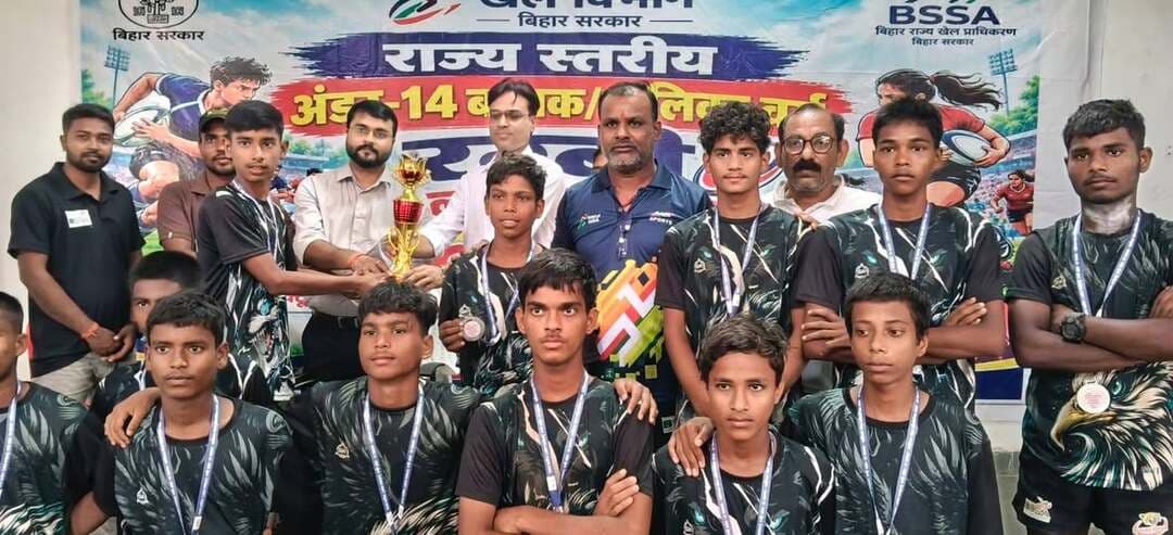 पटना प्रमंडल का दोहरा धमाका! रग्बी चैंपियनशिप में बने 'डबल चैंपियन' 🏆🏉
बिहार के अरवल (गांधी मैदान) में आयोजित तीन दिवसीय राज्यस्तरीय अंडर-14 बालक/बालिका रग्बी खेल प्रतियोगिता (2026-27) का आज भव्य समापन हो गया।
बालक और बालिका दोनों ही वर्गों में पटना प्रमंडल ने खिताबी जीत दर्ज कर विजेता की ट्रॉफी अपने नाम की, जबकि मगध प्रमंडल दोनों वर्गों में उपविजेता (Runners-up) रहा।
🔹 बालिका वर्ग के परिणाम:
🥇 प्रथम: पटना प्रमंडल (विजेता)
🥈 द्वितीय: मगध प्रमंडल (उपविजेता)
🥉 तृतीय: मुंगेर प्रमंडल
🔹 बालक वर्ग के परिणाम:
🥇 प्रथम: पटना प्रमंडल (विजेता)
🥈 द्वितीय: मगध प्रमंडल (उपविजेता)
🥉 तृतीय: भागलपुर प्रमंडल
जिला प्रशासन अरवल, खेल विभाग बिहार और बिहार राज्य खेल प्राधिकरण के संयुक्त तत्वावधान में आयोजित इस प्रतियोगिता के समापन समारोह में विजेता, उपविजेता और तृतीय स्थान पाने वाली टीमों को मेडल व ट्रॉफी देकर सम्मानित किया गया। साथ ही सभी खिलाड़ियों को प्रतिभागिता प्रमाणपत्र और खेल अधिकारियों को स्मृति-चिह्न प्रदान किए गए।
अरवल जिला खेल पदाधिकारी ने सभी खिलाड़ियों को उनके उत्कृष्ट प्रदर्शन के लिए बधाई दी और आगामी राष्ट्रीय खेल प्रतियोगिता के लिए शुभकामनाएं प्रेषित कीं। 🎉👏
#BiharSports #RugbyBihar #Under14Rugby #Arwal #PatnaDivision #MagadhDivision #KheloBihar #SportsDepartmentBihar #ArwalAdministration Public ki Awaz Public Ki Awaz - News Arvind Yadav