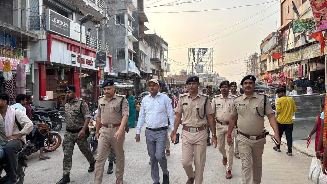 आज दिनांक -16 अक्टूबर 2026। को आगामी दुर्गा पूजा के सप्तमी, महाअष्टमी, महानवमी एवं विजयादशमी के अवसर पर श्रद्धालुओं की संभावित भारी भीड़ को देखते हुए शुक्रवार को ताजपुर में जिला प्रशासन की ओर से संयुक्त फ्लैग मार्च निकाला गया। फ्लैग मार्च का नेतृत्व अनुमंडल पदाधिकारी श्री राकेश कुमार ने किया। इस दौरान अनुमंडल पुलिस पदाधिकारी एवं ट्रैफिक डीएसपी भी मौजूद रहे।
फ्लैग मार्च के माध्यम से शहर में विधि-व्यवस्था, यातायात प्रबंधन एवं सुरक्षा व्यवस्था का जायजा लिया गया। त्योहार के दौरान श्रद्धालुओं की सुविधा, भीड़ नियंत्रण तथा शांतिपूर्ण वातावरण बनाए रखने के उद्देश्य से प्रशासनिक एवं पुलिस अधिकारियों ने शहर के विभिन्न क्षेत्रों का भ्रमण किया।
इस दौरान अनुमंडल पदाधिकारी श्री राकेश कुमार ने कई पूजा पंडालों का निरीक्षण भी किया तथा व्यवस्थाओं का जायजा लिया। आगामी पूजा के दौरान श्रद्धालुओं की संभावित भीड़ को ध्यान में रखते हुए सुरक्षा एवं अन्य आवश्यक व्यवस्थाओं पर विशेष ध्यान दिया गया।
जिला प्रशासन की इस पहल से शहर में सुरक्षा व्यवस्था को लेकर सकारात्मक माहौल देखने को मिला। फ्लैग मार्च के दौरान प्रशासन की सक्रियता से शहरवासियों में विश्वास एवं उत्साह का वातावरण बना रहा।
जिला प्रशासन का उद्देश्य दुर्गा पूजा के सभी प्रमुख अवसरों पर शांति, सौहार्द एवं कानून-व्यवस्था बनाए रखना तथा श्रद्धालुओं को सुरक्षित एवं सुगम वातावरण उपलब्ध कराना है।
#दुर्गापूजा #फ्लैगमार्च #समस्तीपुरप्रशासन
#विधिव्यवस्था #सुरक्षाव्यवस्था #यातायातव्यवस्था #शांतिपूर्णदुर्गापूजा #दुर्गापूजा2026 #samratchoudhary #CMSamrat
Information & Public Relations Department, Government of Bihar