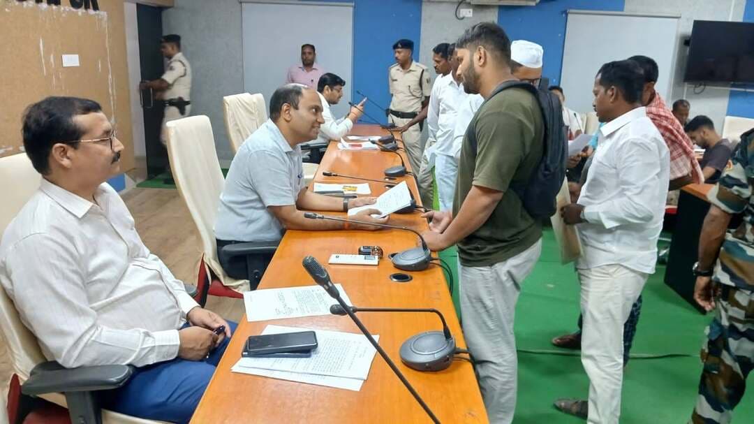 जिलाधिकारी की अध्यक्षता में आयोजित जन संवाद कार्यक्रम में आम नागरिकों की समस्याओं की हुई सुनवाई, संबंधित पदाधिकारियों को त्वरित निष्पादन के निर्देश...
समस्तीपुर, 16 अक्टूबर 2026। जिलाधिकारी, समस्तीपुर श्री रोशन कुशवाहा की अध्यक्षता में आज जन संवाद कार्यक्रम आयोजित किया गया। कार्यक्रम में जिले के विभिन्न क्षेत्रों से आए आम नागरिकों ने अपनी समस्याओं एवं शिकायतों से जिलाधिकारी को अवगत कराया। जिलाधिकारी ने एक-एक कर फरियादियों की समस्याओं को सुना तथा संबंधित पदाधिकारियों को प्राप्त आवेदनों की गंभीरता से जाँच करते हुए नियमानुसार त्वरित कार्रवाई सुनिश्चित करने का निर्देश दिया।
जन संवाद के दौरान जिलाधिकारी ने कहा कि आम नागरिकों की समस्याओं का समाधान जिला प्रशासन की प्राथमिकता है। सभी संबंधित पदाधिकारी प्राप्त शिकायतों का समयबद्ध निष्पादन सुनिश्चित करें तथा प्रत्येक मामले में नियमानुसार आवश्यक कार्रवाई करते हुए आवेदकों को की गई कार्रवाई से अवगत कराएँ।
जिलाधिकारी ने संबंधित विभागों के पदाधिकारियों को निर्देश दिया कि जन शिकायतों के निष्पादन में किसी भी प्रकार की अनावश्यक देरी नहीं होनी चाहिए। जिन मामलों में स्थलीय जाँच की आवश्यकता है, उनमें संबंधित पदाधिकारी स्थल निरीक्षण कर वस्तुस्थिति की जाँच करें तथा स्पष्ट प्रतिवेदन उपलब्ध कराएँ। साथ ही, जिन मामलों का समाधान विभागीय स्तर पर संभव है, उनका निष्पादन निर्धारित प्रक्रिया के अनुरूप शीघ्र सुनिश्चित किया जाए।
उन्होंने स्पष्ट किया कि जन संवाद का उद्देश्य आम नागरिकों और जिला प्रशासन के बीच सीधा संवाद स्थापित करना, समस्याओं को समझना तथा उनके समाधान की दिशा में प्रभावी कार्रवाई सुनिश्चित करना है। सभी पदाधिकारी जनहित से जुड़े मामलों के प्रति संवेदनशीलता एवं जवाबदेही के साथ कार्य करें।
जिला प्रशासन, समस्तीपुर आम नागरिकों से अपील करता है कि वे अपनी समस्याओं एवं शिकायतों के समाधान हेतु निर्धारित प्रक्रिया के तहत आवेदन प्रस्तुत करें, ताकि संबंधित विभागों के माध्यम से उनकी समस्याओं का नियमानुसार निष्पादन किया जा सके।
#जनसंवाद #जिलाधिकारी #रोशनकुशवाहा #जिलाप्रशासन #जनशिकायत #CMSamrat #samratchoudhary
CMO Bihar
Information & Public Relations Department, Government of Bihar
District Administration, Samastipur
