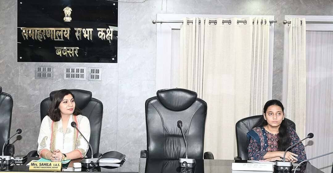 समाहरणालय, बक्सर
(जिला जन संपर्क कार्यालय)
प्रेस विज्ञप्ति:- दिनांक 16 अक्टूबर 2026
प्रधानमंत्री सूर्य घर मुफ्त बिजली योजना की समीक्षा बैठक आयोजित, लक्ष्य प्राप्ति के लिए घर-घर जागरूकता अभियान चलाने का निर्देश
आज 16 अक्टूबर 2026 को जिला पदाधिकारी बक्सर, श्रीमती साहिला की अध्यक्षता में प्रधानमंत्री सूर्य घर मुफ्त बिजली योजना के क्रियान्वयन एवं प्रगति की समीक्षा बैठक समाहरणालय परिसर स्थित सभाकक्ष में की गई।
बैठक में योजना के अंतर्गत आवेदन प्राप्त करने, आम नागरिकों को जागरूक करने तथा अधिक से अधिक घरों में सोलर संयंत्र स्थापित कराने के संबंध में विस्तृत समीक्षा की गई।
बैठक में कार्यपालक अभियंता, विद्युत आपूर्ति प्रमंडल, बक्सर सहित सभी सहायक विद्युत अभियंता एवं कनीय विद्युत अभियंता उपस्थित थे।
समीक्षा के दौरान जिला पदाधिकारी ने योजना के निर्धारित लक्ष्य को प्राप्त करने के लिए सभी संबंधित विद्युत पदाधिकारियों को सक्रिय एवं प्रभावी ढंग से कार्य करने का निर्देश दिया। उन्होंने कहा कि प्रधानमंत्री सूर्य घर मुफ्त बिजली योजना के लाभों की जानकारी आम नागरिकों तक पहुंचाना सुनिश्चित किया जाए, ताकि अधिक से अधिक लोग योजना का लाभ उठा सकें।
योजना से संबंधित जानकारी के लिए हेल्पलाइन नंबर जारी
प्रधानमंत्री सूर्य घर मुफ्त बिजली योजना से संबंधित जानकारी प्राप्त करने एवं आम नागरिकों की सहायता के लिए हेल्पलाइन नंबर 9262398381 जारी किया गया है। इच्छुक नागरिक इस नंबर पर संपर्क कर योजना से संबंधित आवश्यक जानकारी प्राप्त कर सकते हैं।
कम आवेदन प्राप्त होने पर स्पष्टीकरण का निर्देश
समीक्षा के क्रम में जिन कनीय विद्युत अभियंताओं के क्षेत्र में निर्धारित लक्ष्य के विरुद्ध 20 प्रतिशत से कम आवेदन प्राप्त हुए हैं, उनसे स्पष्टीकरण प्राप्त करने का निर्देश जिला पदाधिकारी द्वारा दिया गया। उन्होंने सभी संबंधित पदाधिकारियों को आवेदन की संख्या बढ़ाने तथा निर्धारित लक्ष्य की प्राप्ति के लिए विशेष प्रयास करने को कहा।
पूजा पंडालों में लगाए जाएंगे जागरूकता एवं आवेदन शिविर
बैठक में कार्यपालक अभियंता, विद्युत आपूर्ति प्रमंडल, बक्सर ने जानकारी दी कि बक्सर शहर के विभिन्न पूजा पंडालों में प्रधानमंत्री सूर्य घर मुफ्त बिजली योजना के प्रचार-प्रसार एवं आवेदन प्राप्त करने के लिए शिविर लगाए जाएंगे। इन शिविरों के माध्यम से आम नागरिकों को योजना की जानकारी उपलब्ध कराने के साथ ही आवेदन की प्रक्रिया में सहायता प्रदान की जाएगी।
घर-घर पहुंचाएं योजना की जानकारी, बैंकों से करें समन्वय
जिला पदाधिकारी ने सभी सहायक विद्युत अभियंताओं एवं कनीय विद्युत अभियंताओं को निर्देश दिया कि वे अपने-अपने क्षेत्रों में घर-घर जाकर प्रधानमंत्री सूर्य घर मुफ्त बिजली योजना के प्रति लोगों को जागरूक करें। साथ ही, शिविरों के माध्यम से अधिकाधिक आवेदन प्राप्त करने तथा सोलर संयंत्र अधिष्ठापन की प्रक्रिया को गति देने के लिए संबंधित बैंकों के साथ समन्वय स्थापित करें।
जिला पदाधिकारी ने योजना के प्रभावी क्रियान्वयन, व्यापक जन-जागरूकता एवं निर्धारित लक्ष्य की प्राप्ति के लिए सभी संबंधित पदाधिकारियों को आपसी समन्वय के साथ समयबद्ध तरीके से कार्य करने का निर्देश दिया।
जिला जन संपर्क कार्यालय
बक्सर।
@top fans Information & Public Relations Department, Government of Bihar CMO Bihar Samrat Choudhary Buxar Administration Buxar Police Energy Department जिला प्रशासन बक्सर #samrat4bjp #CMSamrat #IPRDBihar #IPRD_Bihar #BuxarNews #buxarcity #CMOBihar #bihar #samratchoudhary